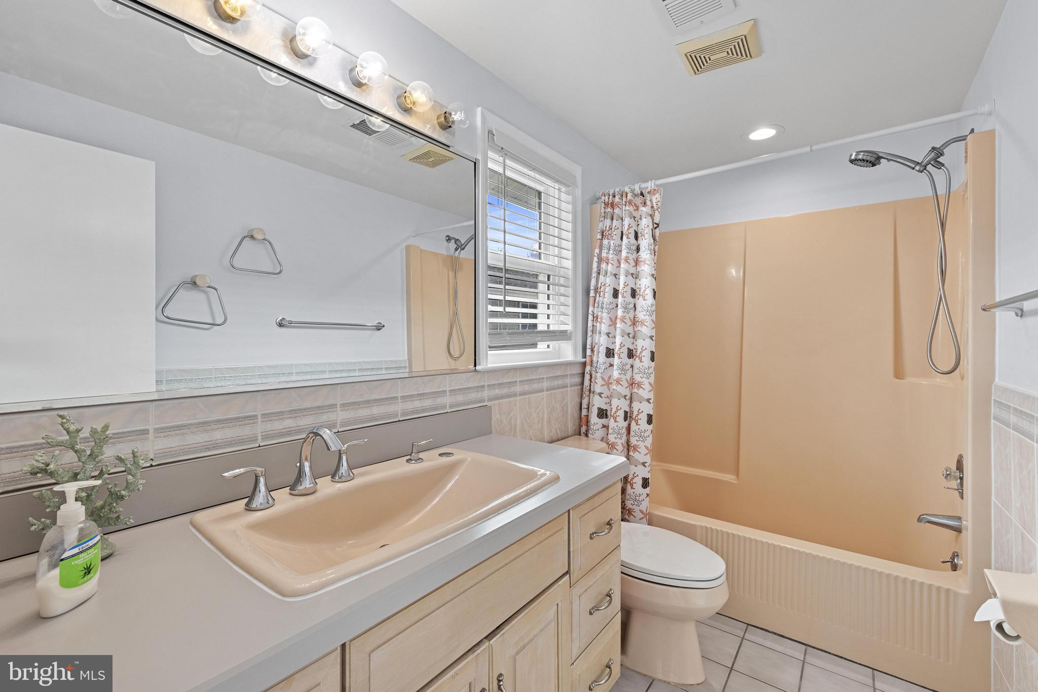 229 MERIVALE AVENUE UNIT B - 2ND FLOOR