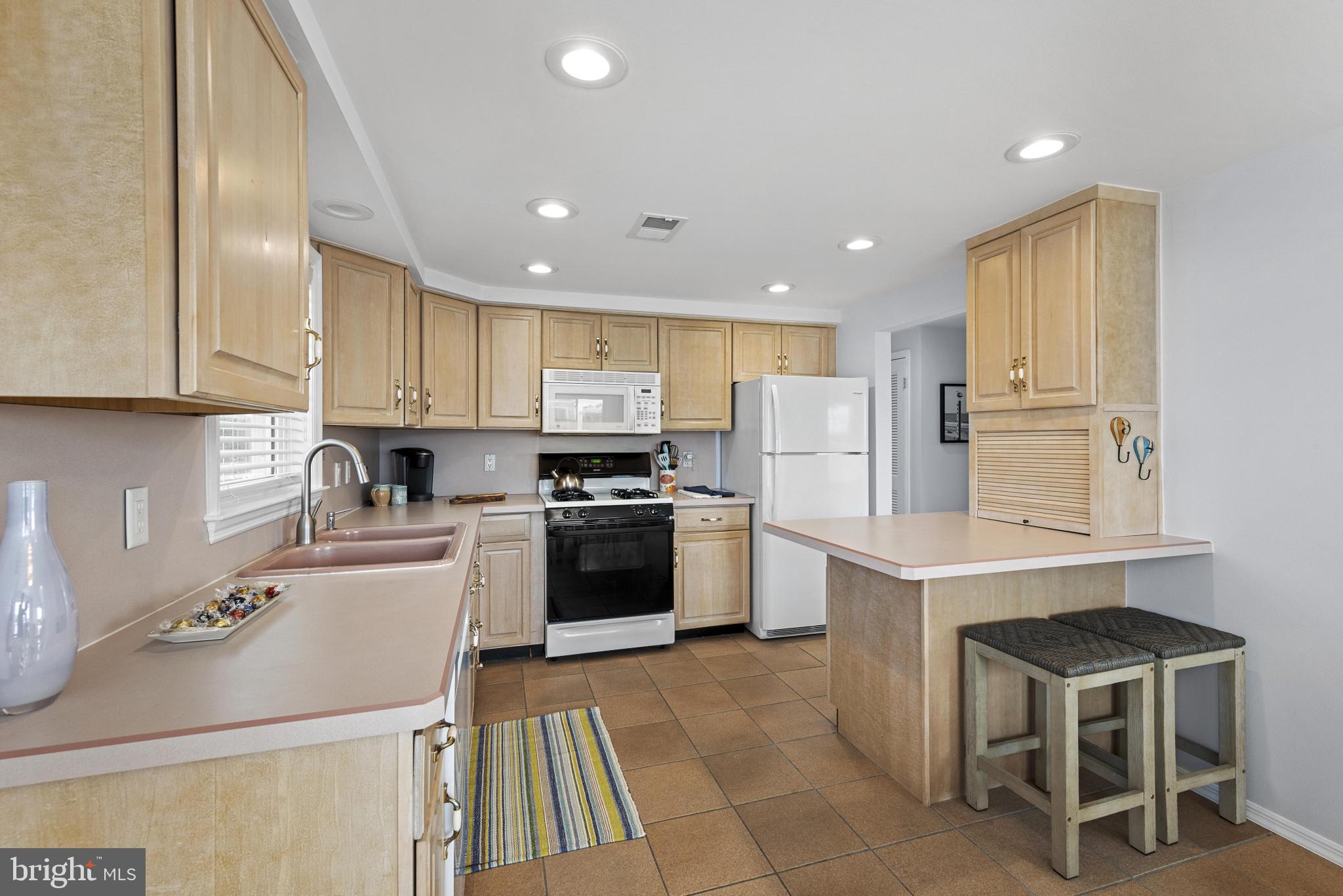 229 MERIVALE AVENUE UNIT B - 2ND FLOOR