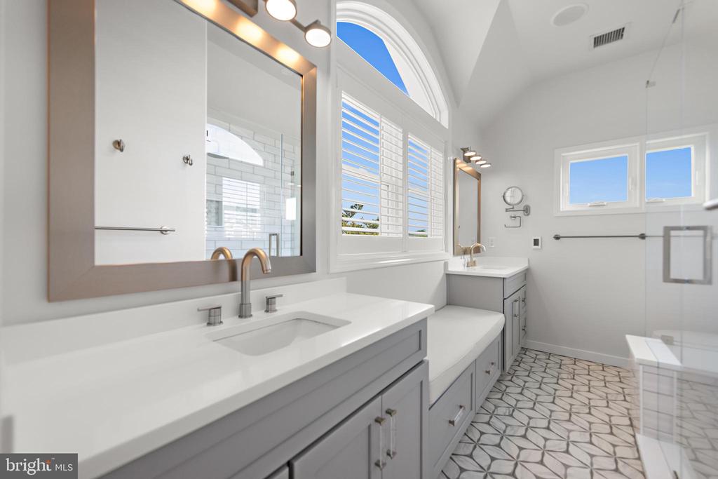 706 S BAY AVENUE