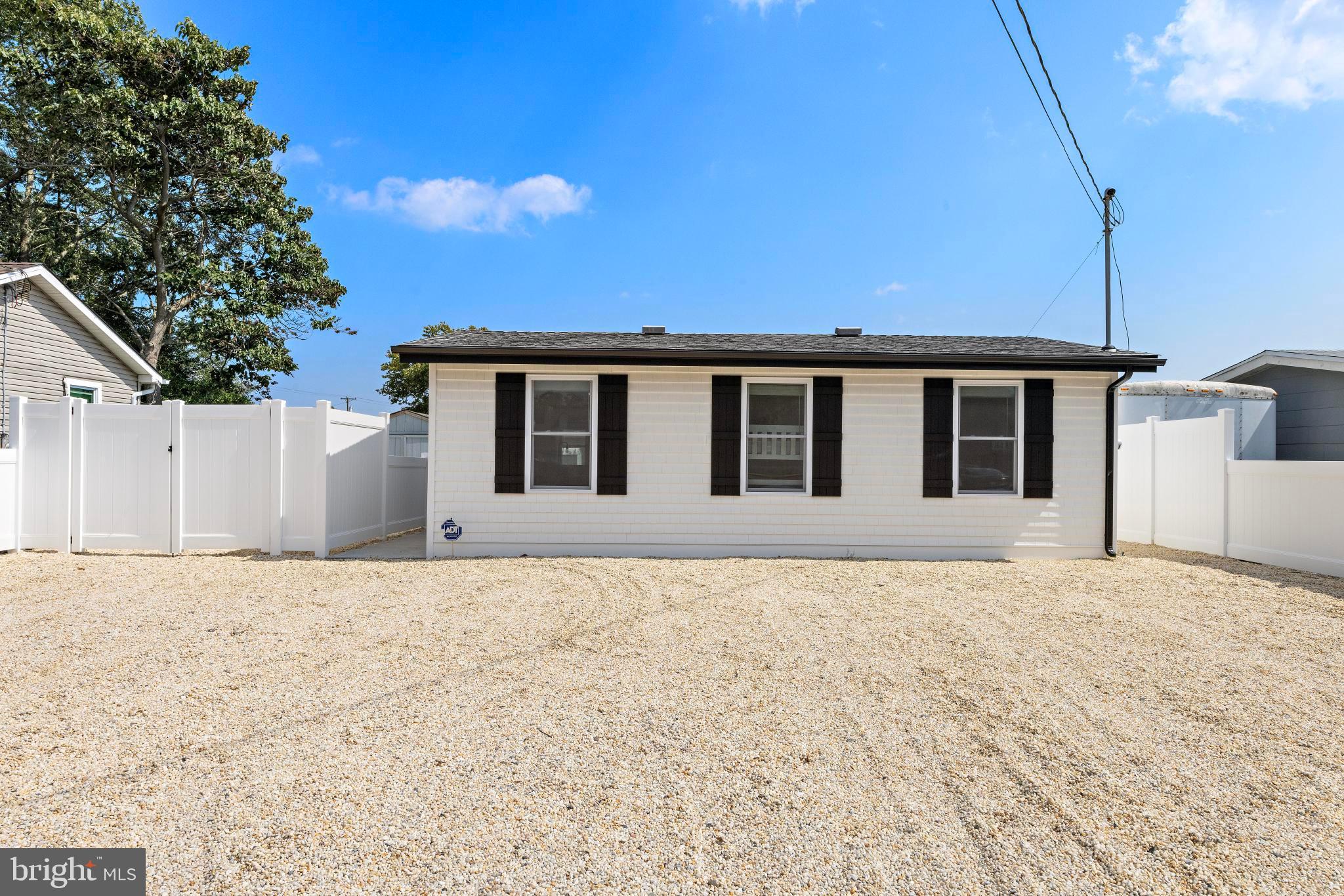 11 CHARLES BOULEVARD