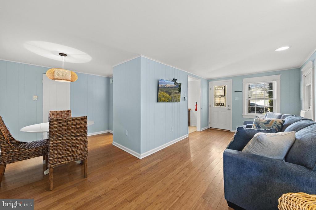112 8TH STREET E