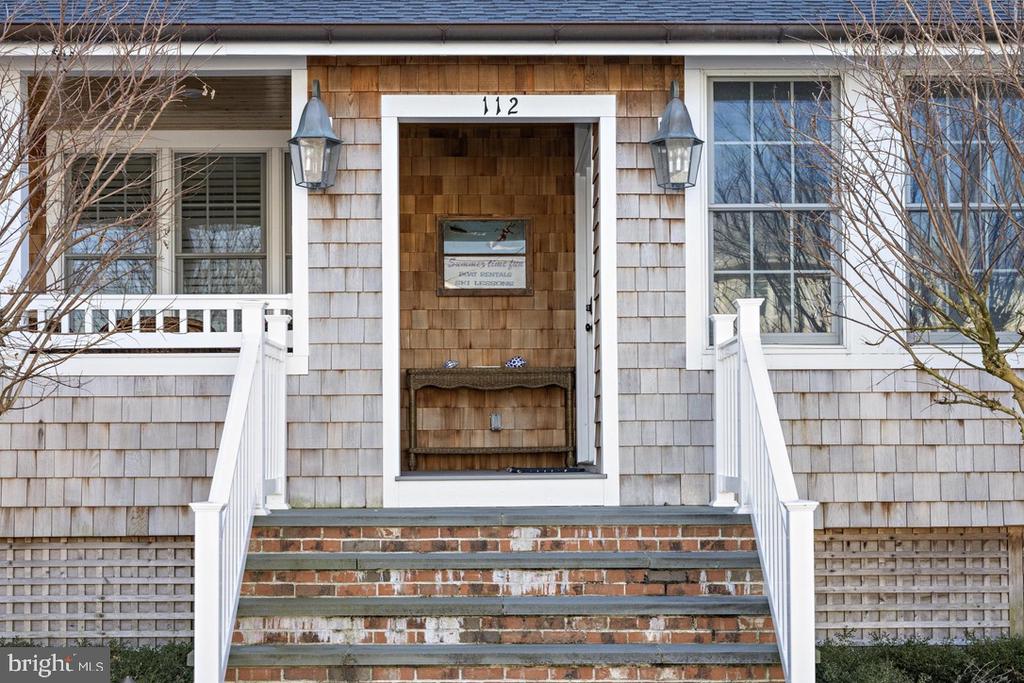 112 8TH STREET E