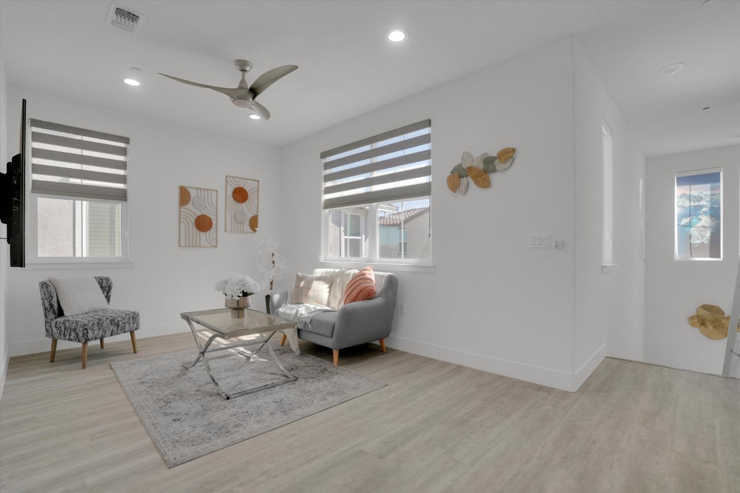 212 E Giacconi Place