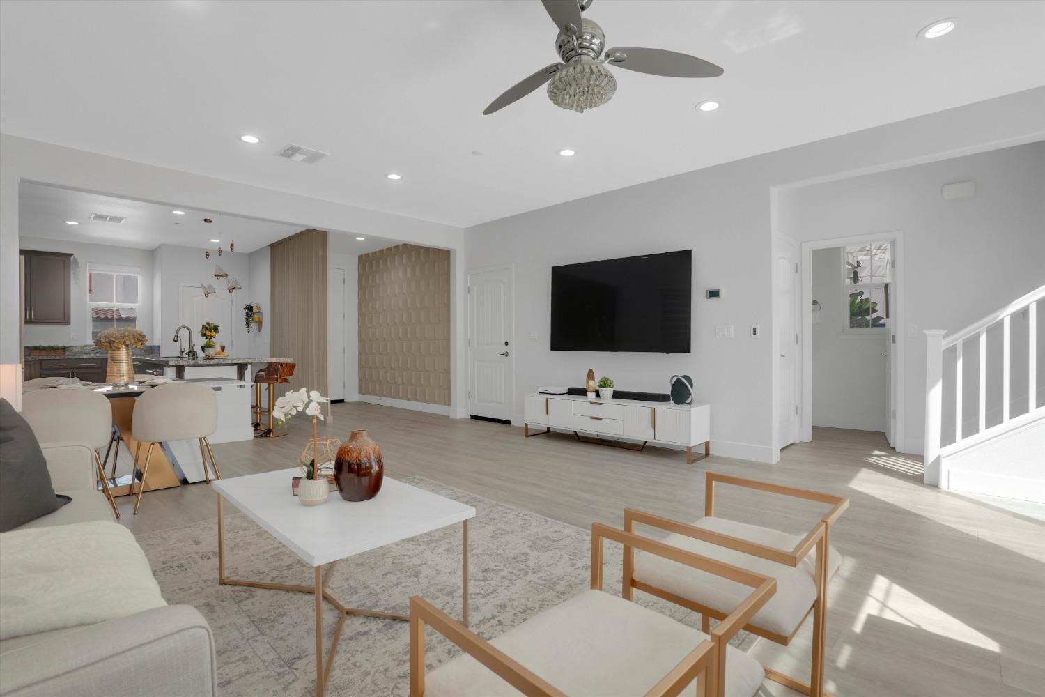 212 E Giacconi Place