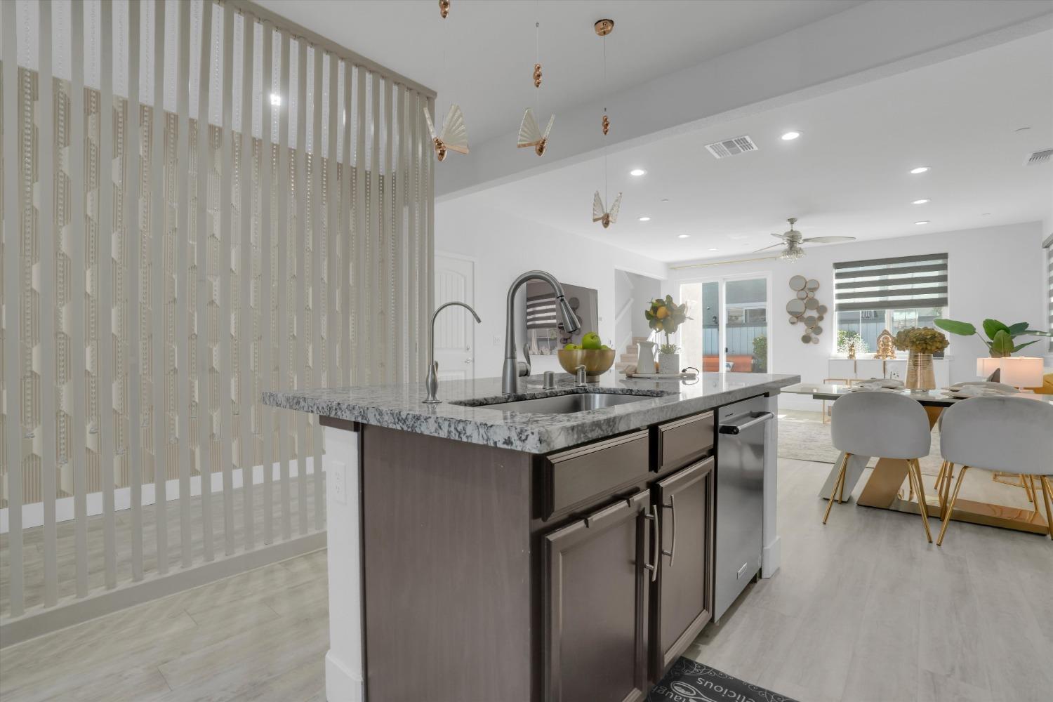 212 E Giacconi Place