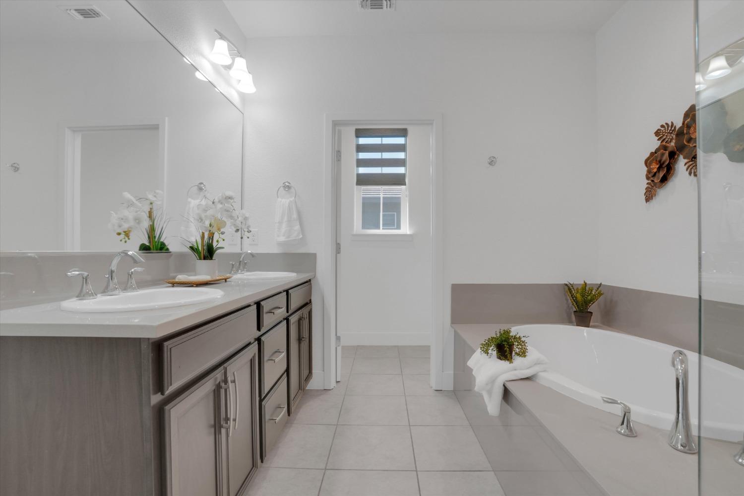 212 E Giacconi Place