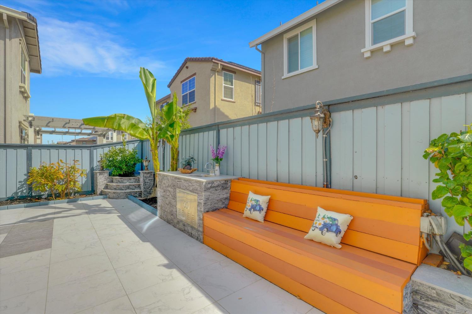 212 E Giacconi Place