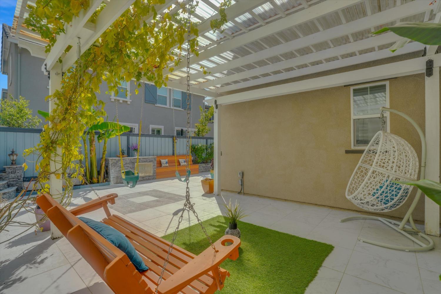 212 E Giacconi Place