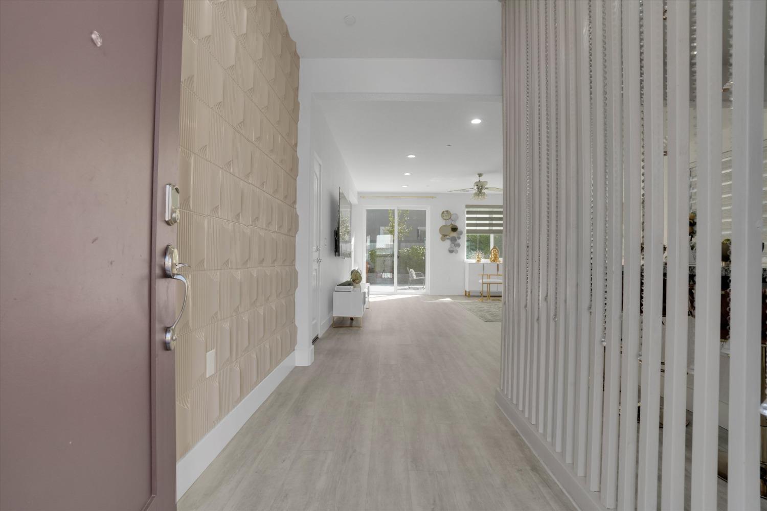 212 E Giacconi Place