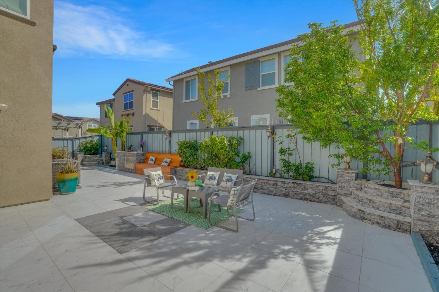 212 E Giacconi Place