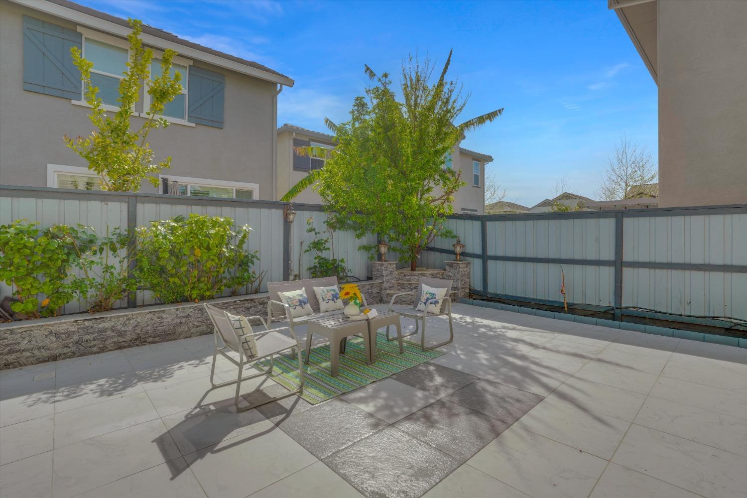 212 E Giacconi Place