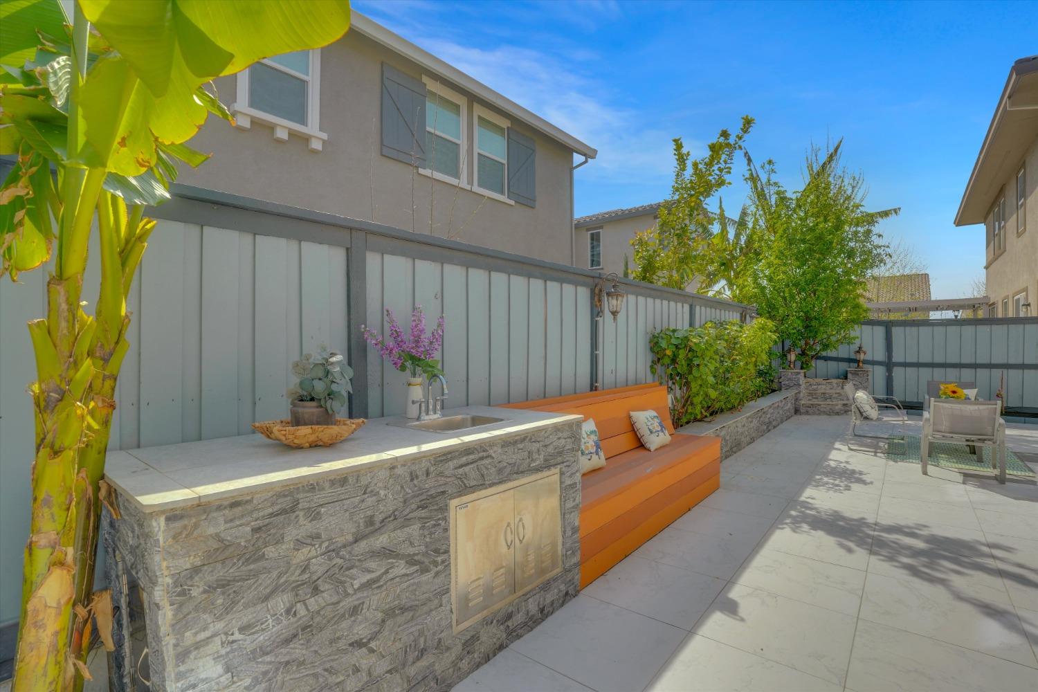 212 E Giacconi Place