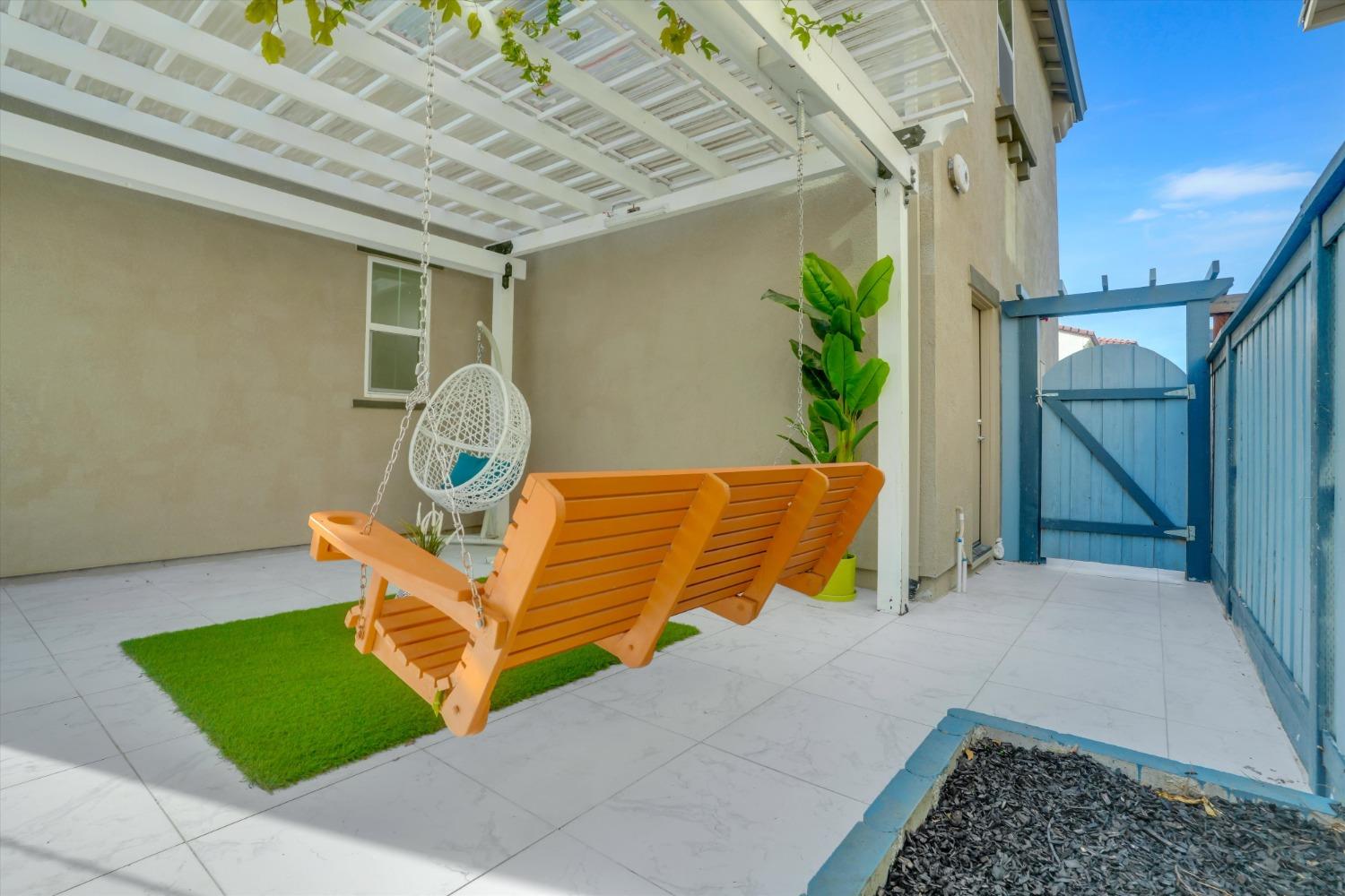 212 E Giacconi Place