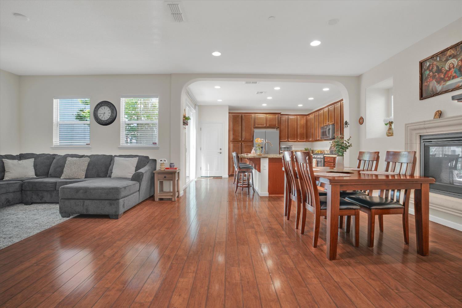 331 W Aventino Ave