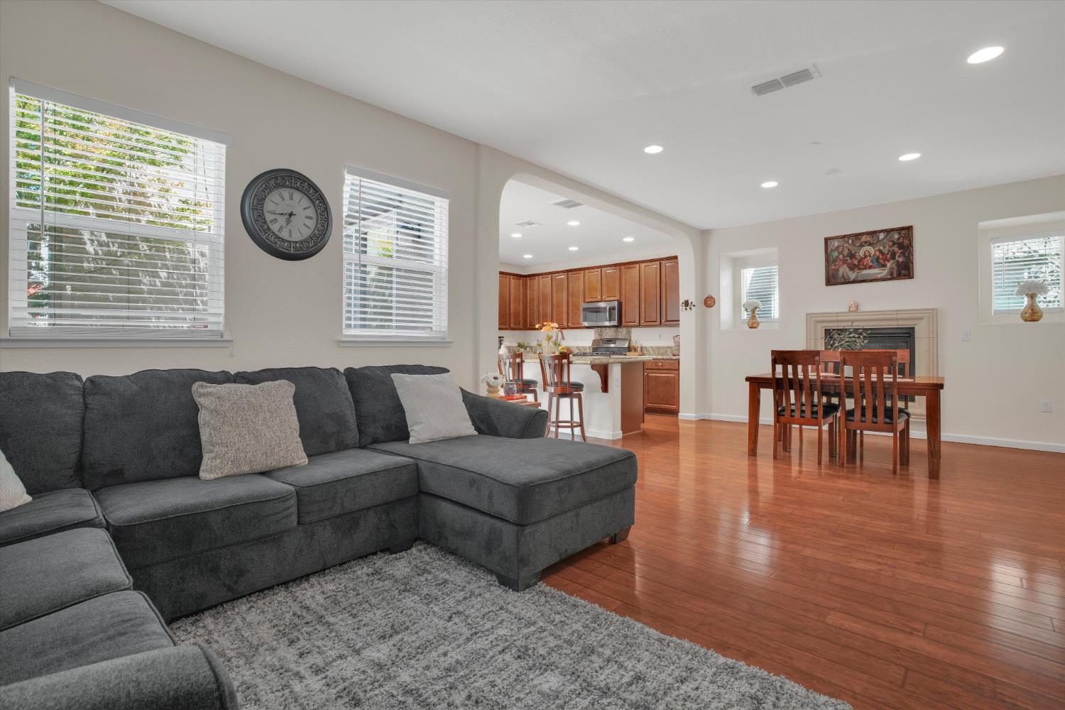 331 W Aventino Ave