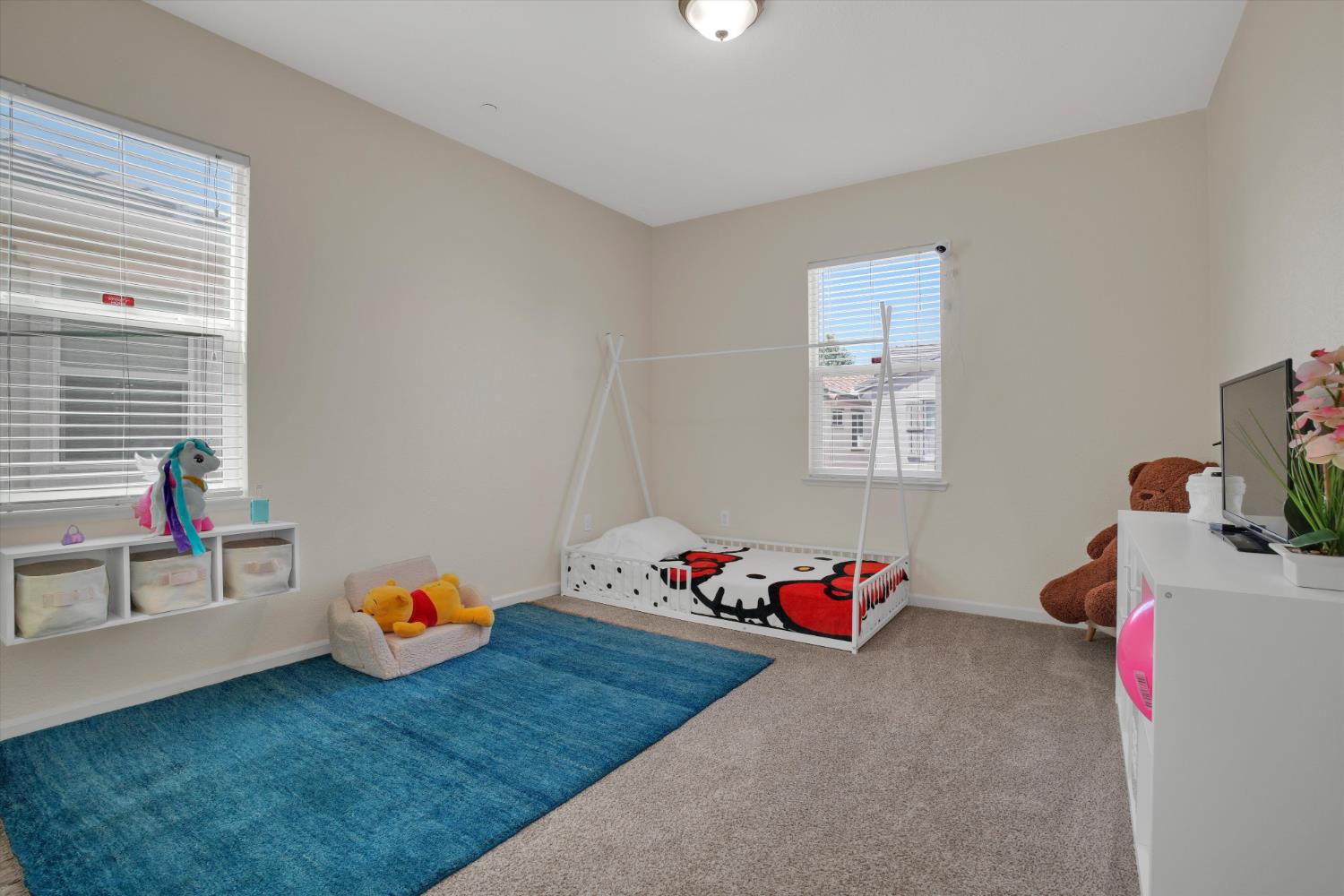 331 W Aventino Ave