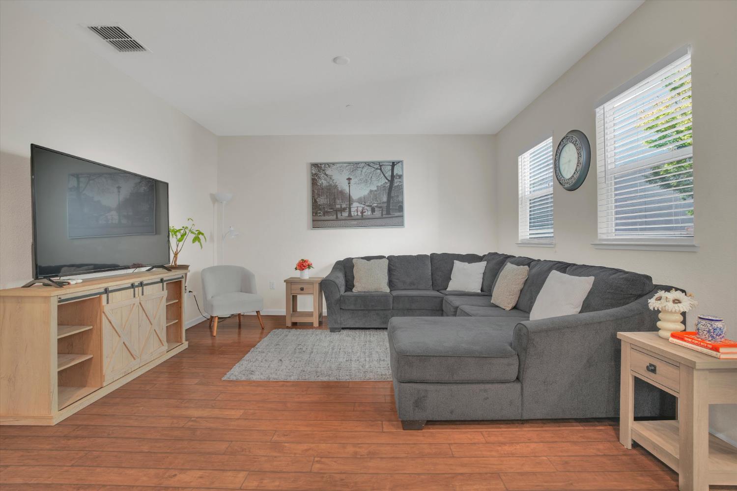 331 W Aventino Ave