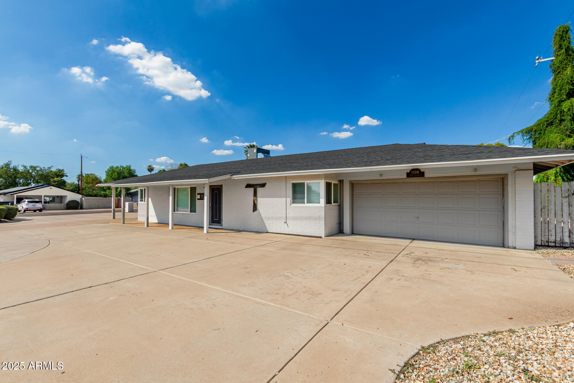 1106 E GLENDALE Avenue