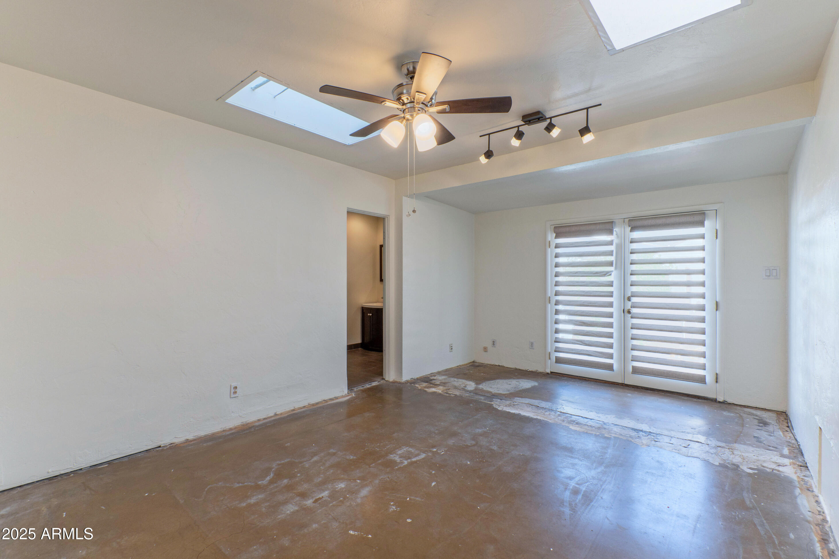 1106 E GLENDALE Avenue