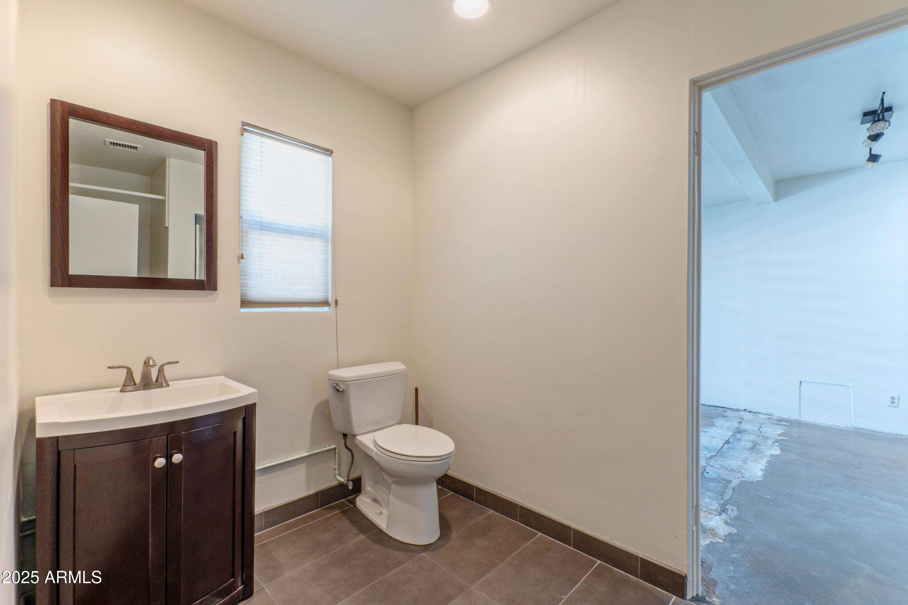 1106 E GLENDALE Avenue