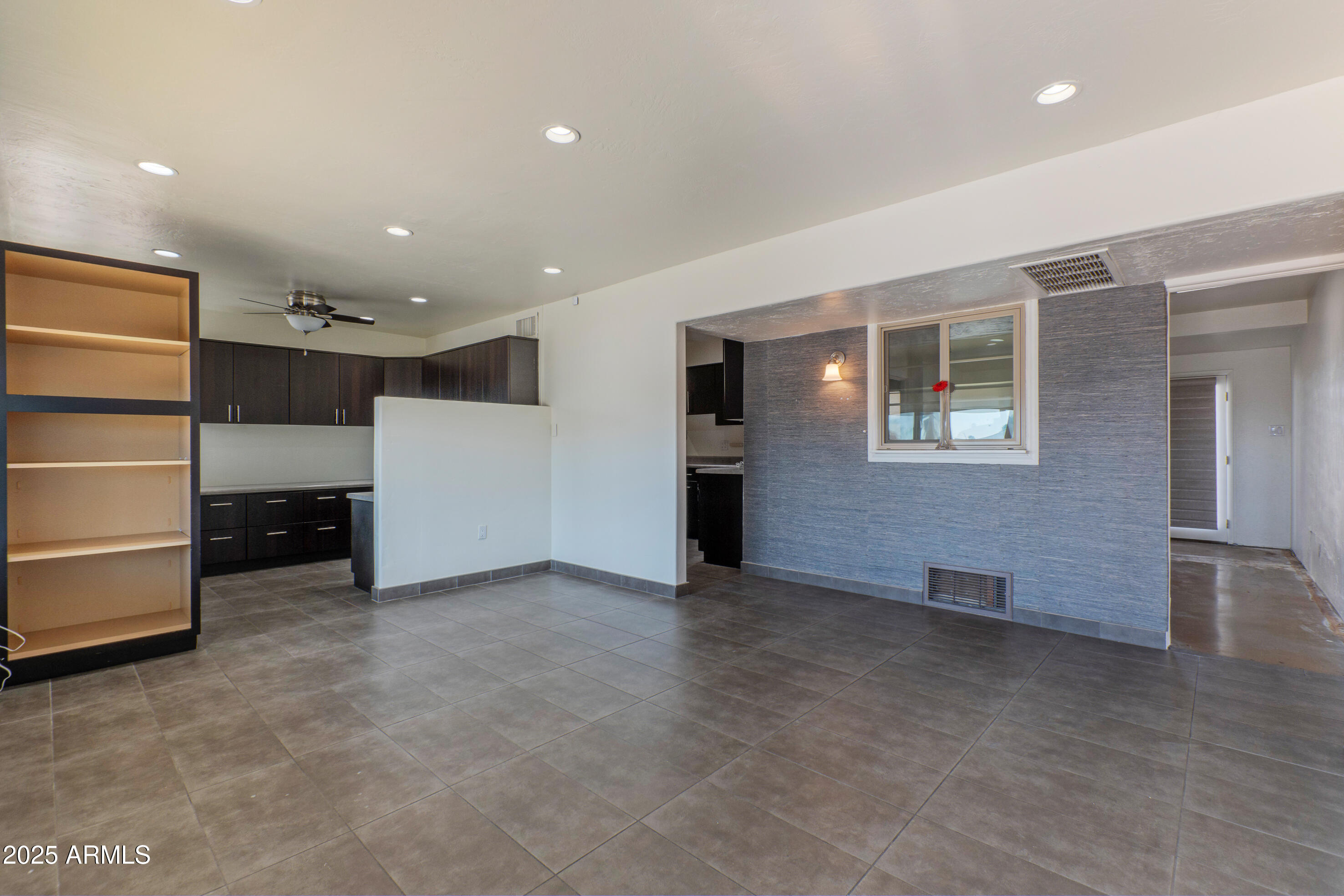 1106 E GLENDALE Avenue