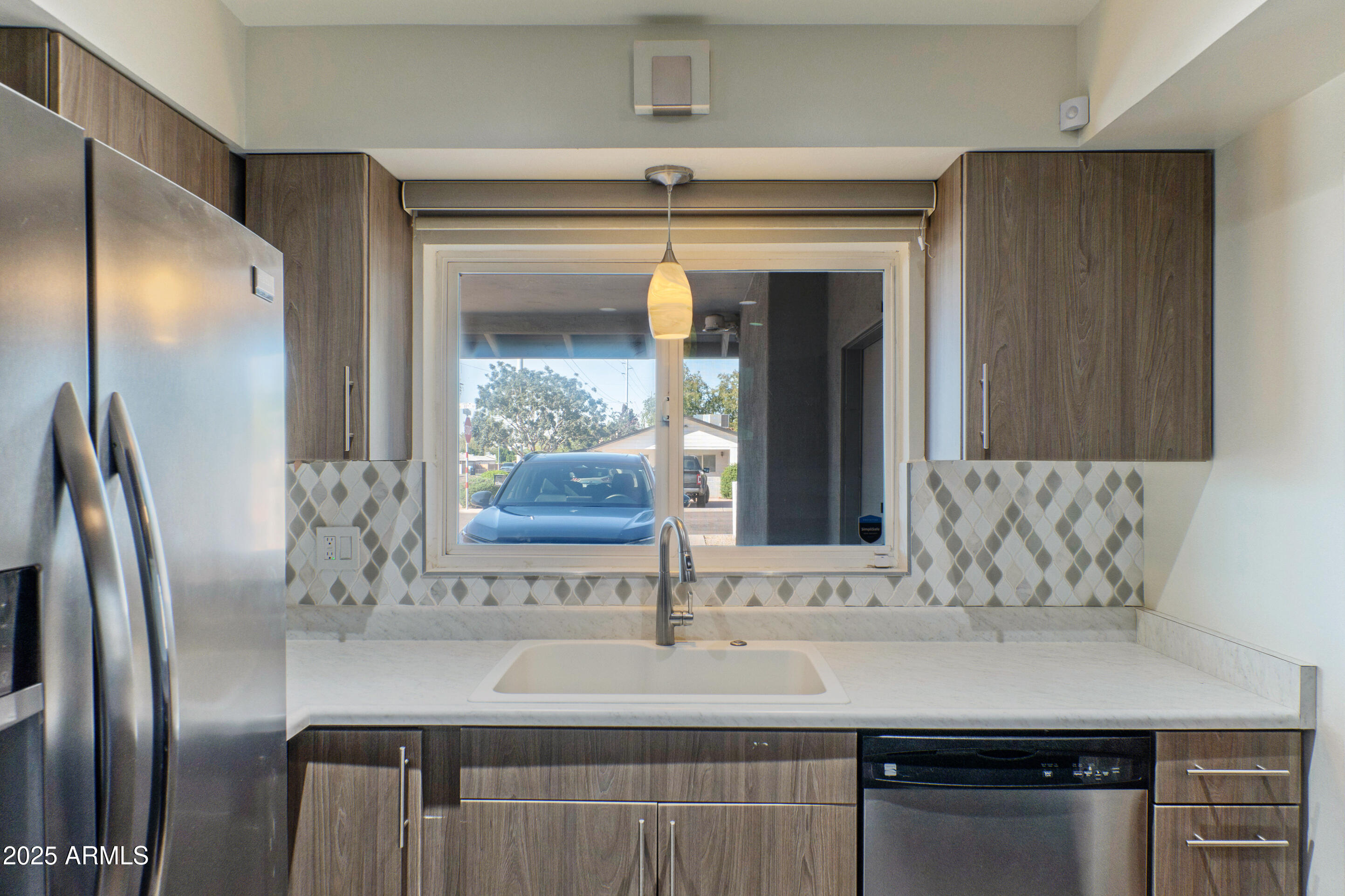 1106 E GLENDALE Avenue