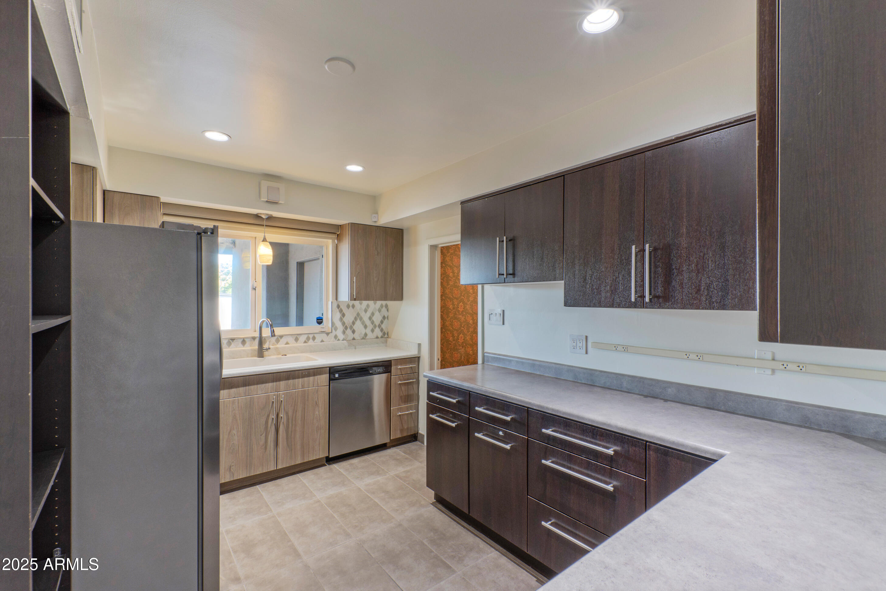 1106 E GLENDALE Avenue