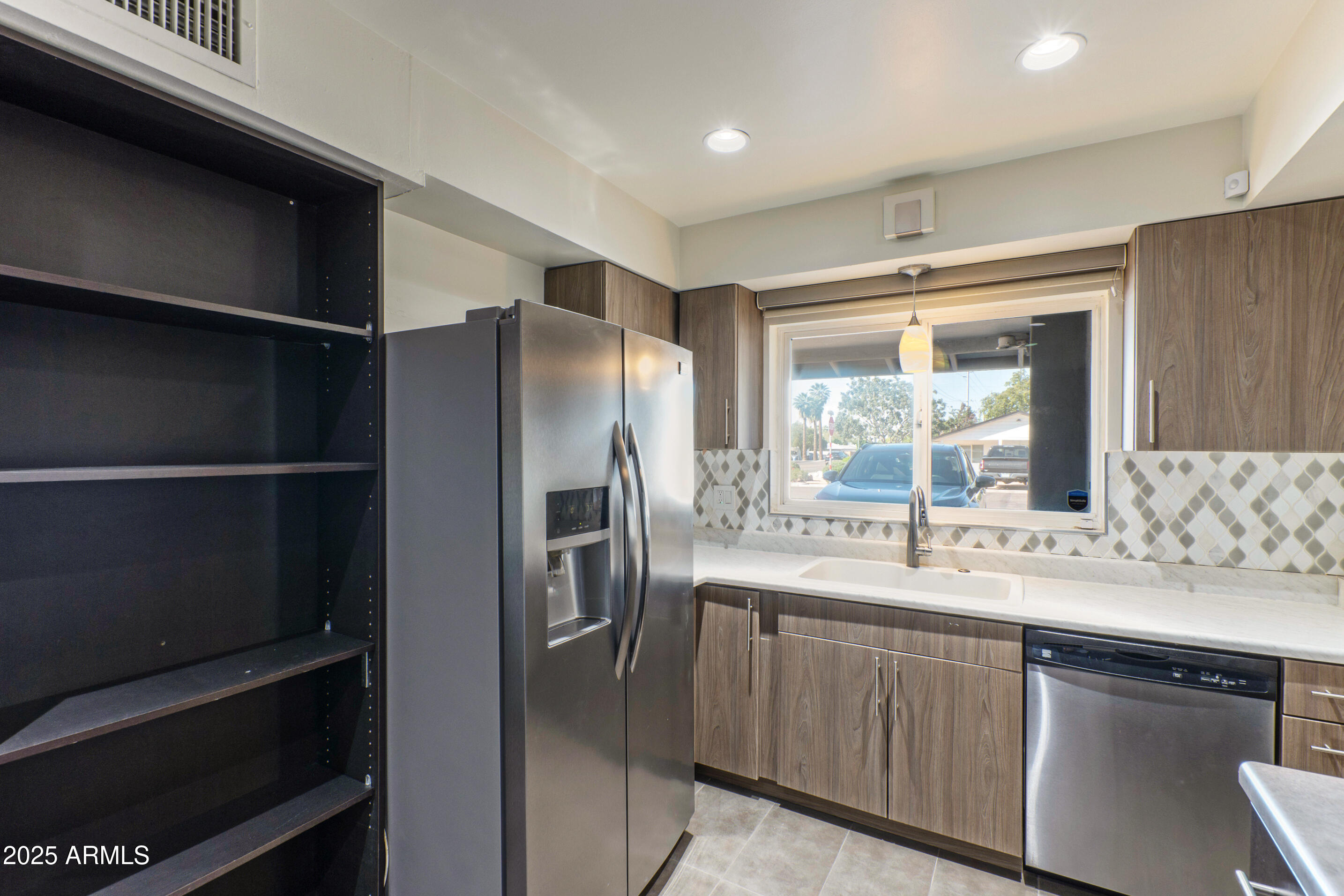 1106 E GLENDALE Avenue