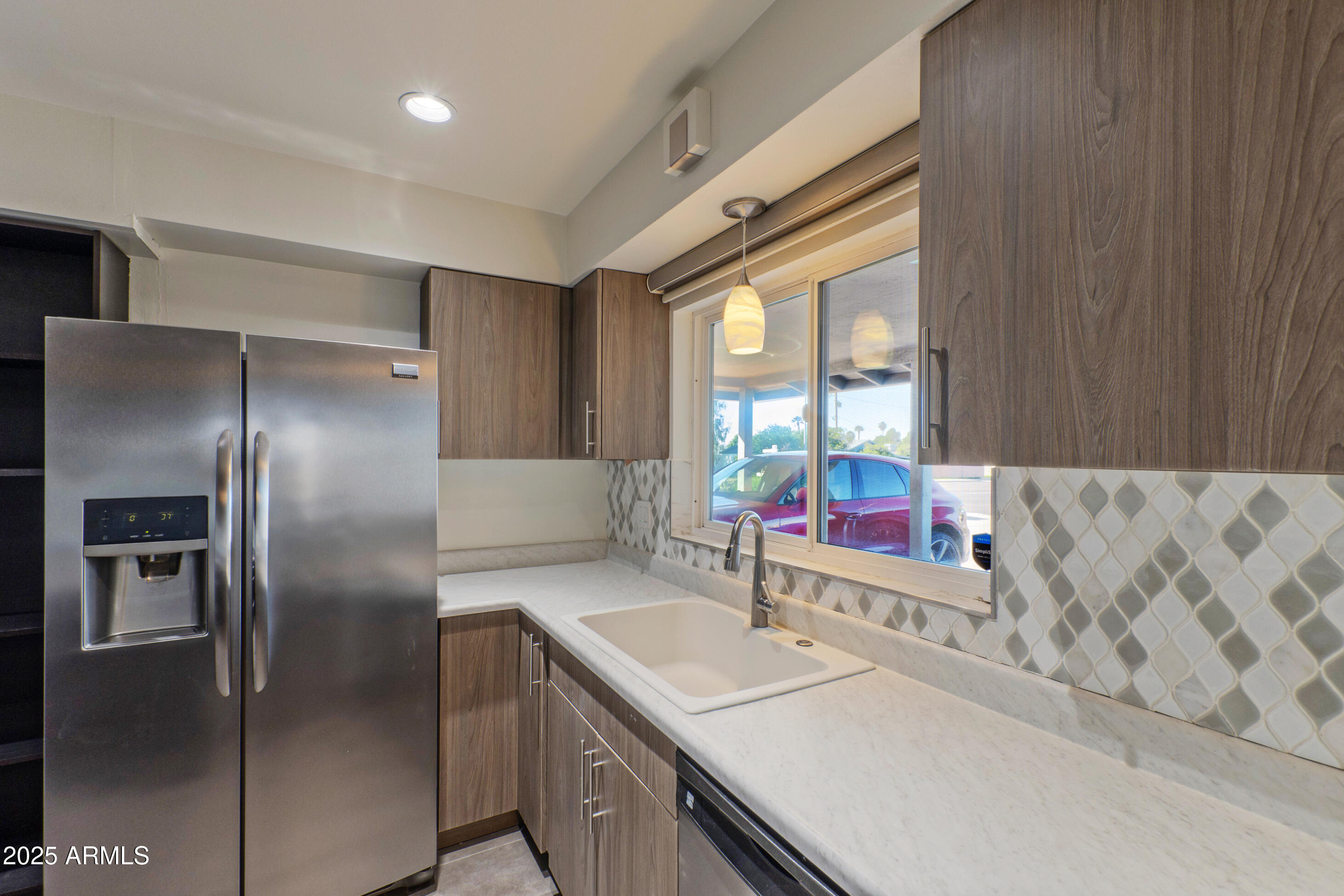 1106 E GLENDALE Avenue