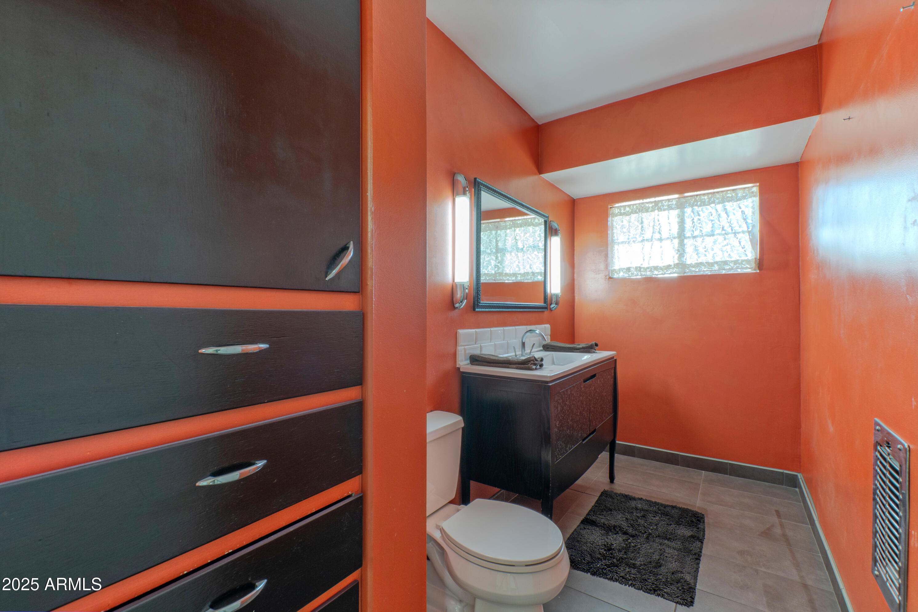 1106 E GLENDALE Avenue