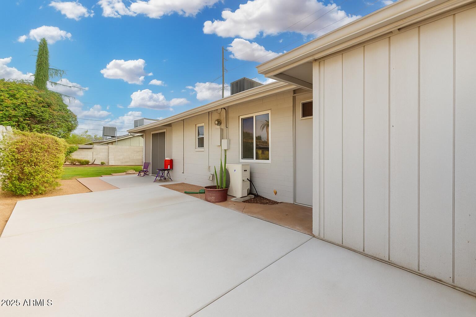 1106 E GLENDALE Avenue