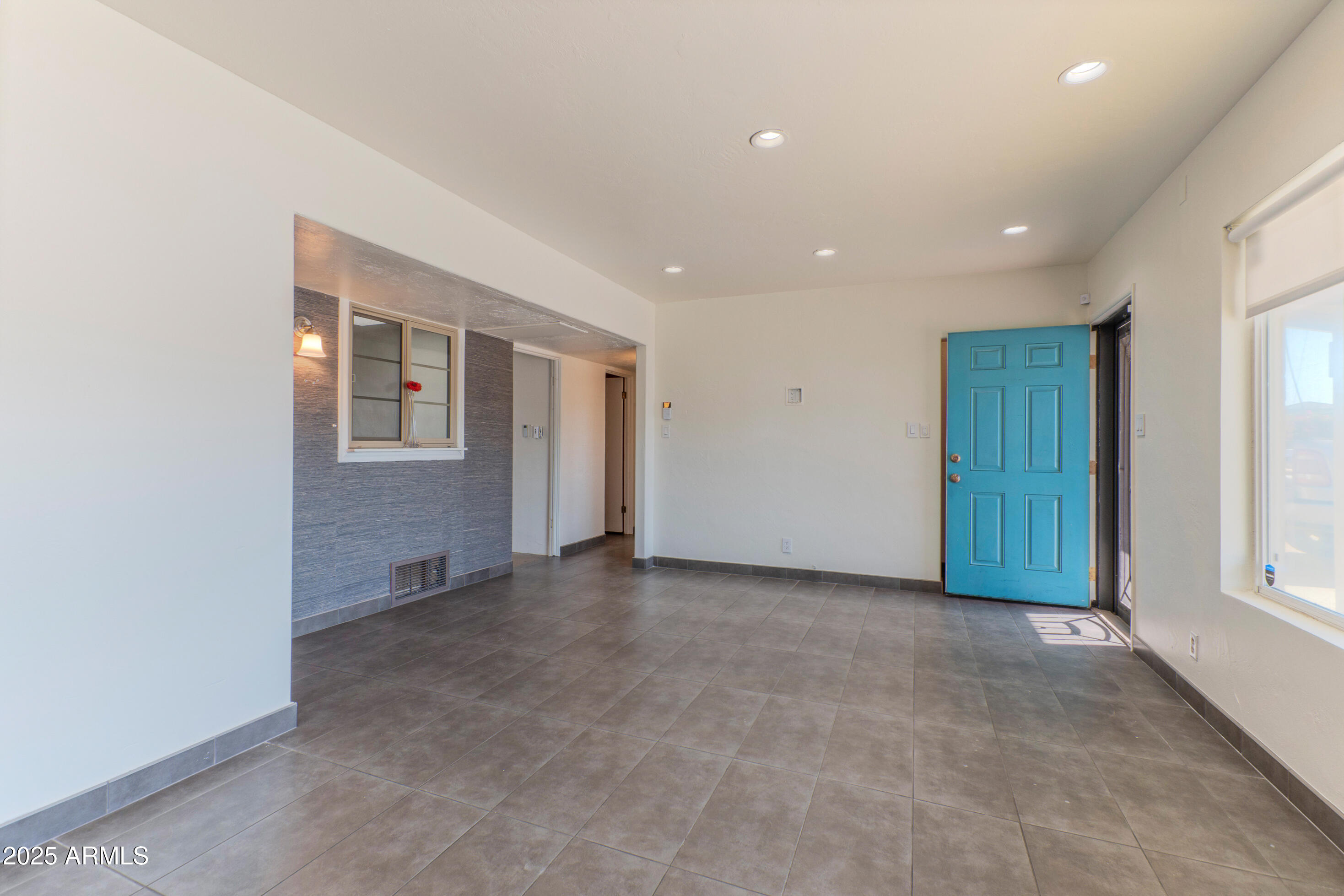 1106 E GLENDALE Avenue