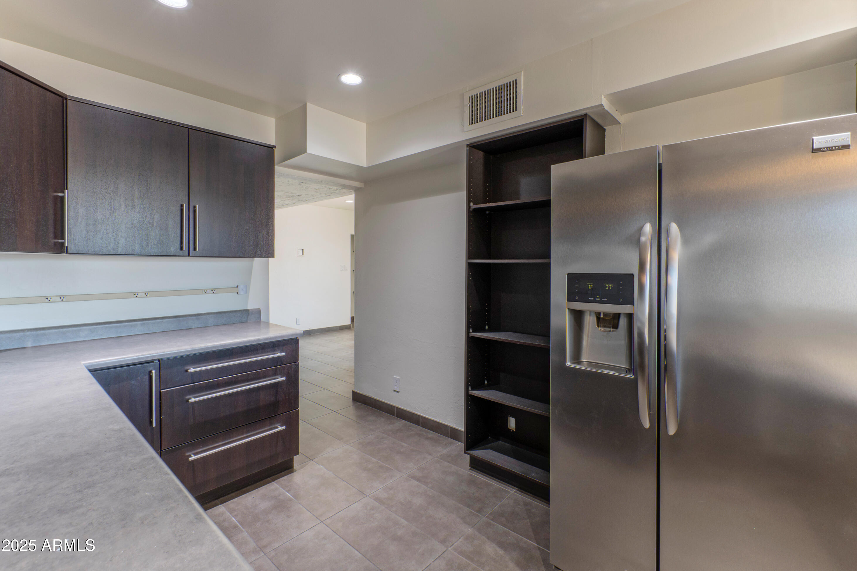 1106 E GLENDALE Avenue