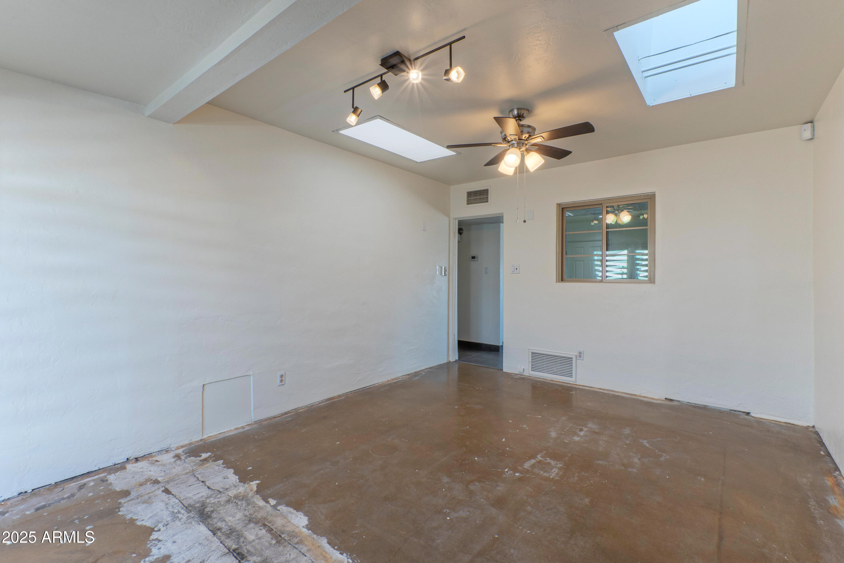 1106 E GLENDALE Avenue