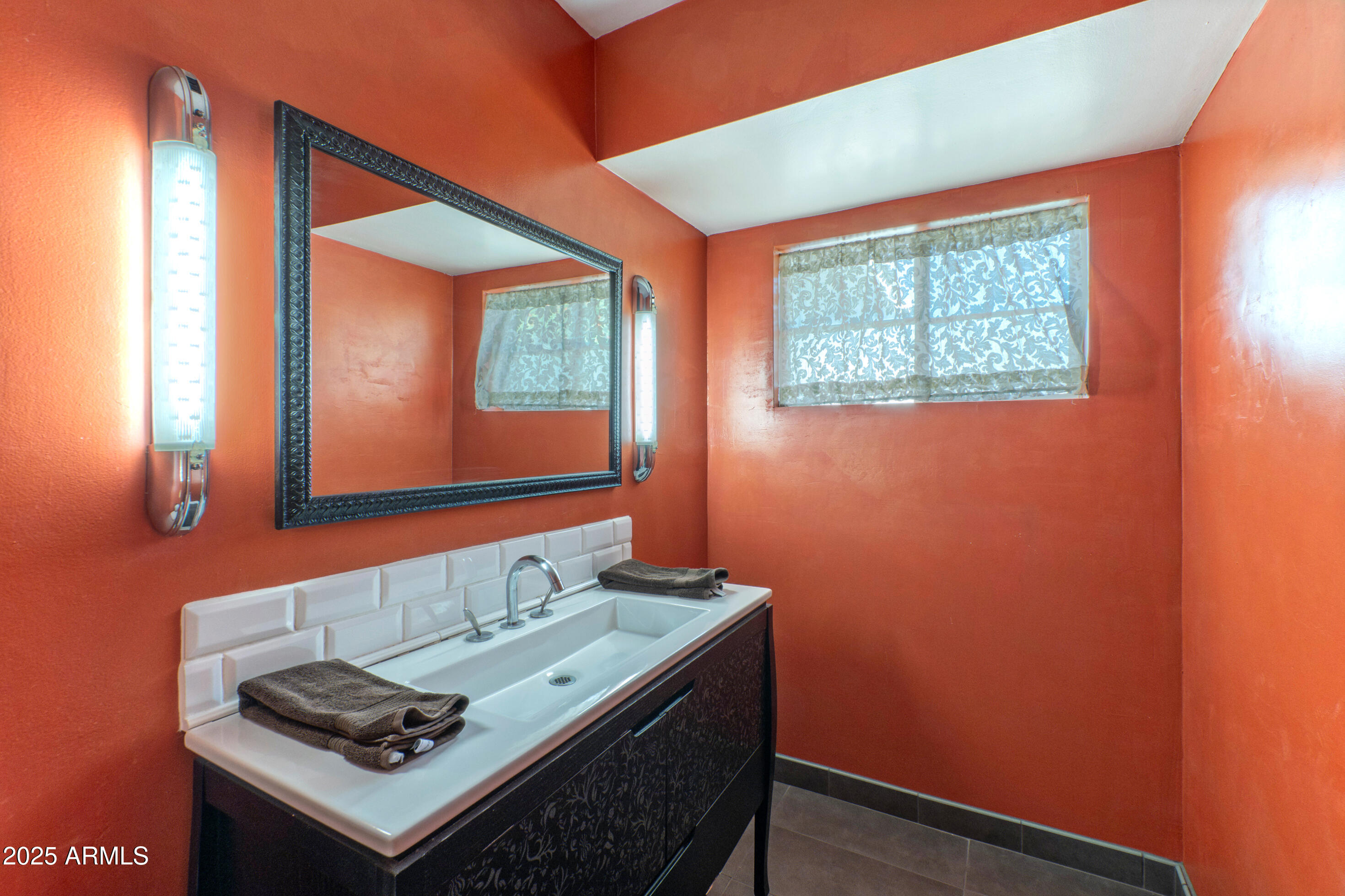 1106 E GLENDALE Avenue