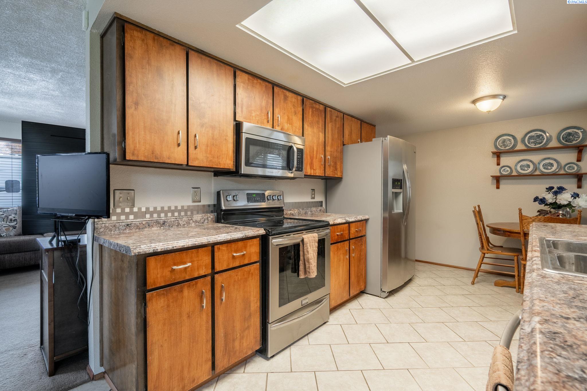 821 N 43rd Way Unit Lovely Pasco Location!