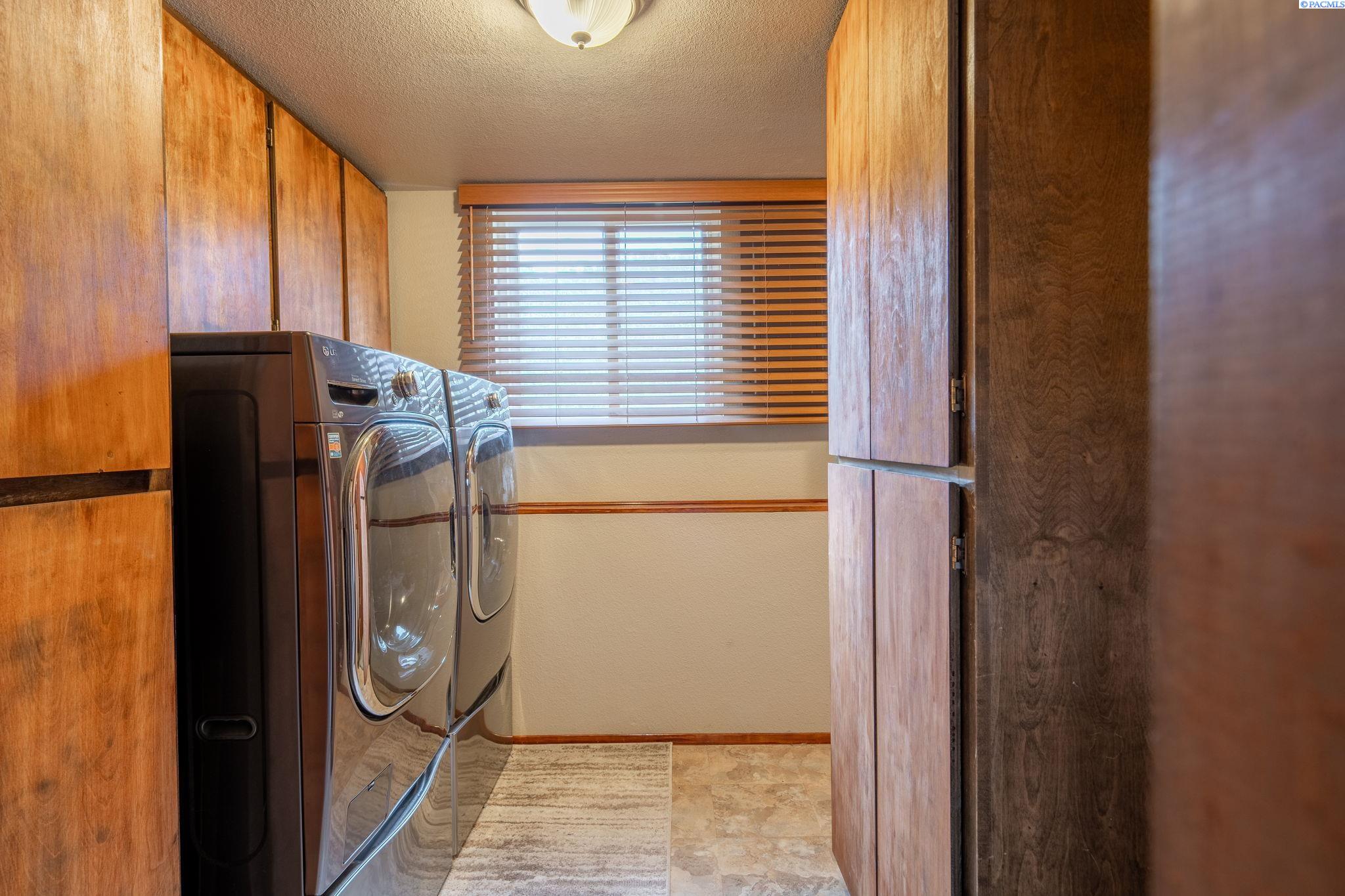 821 N 43rd Way Unit Lovely Pasco Location!