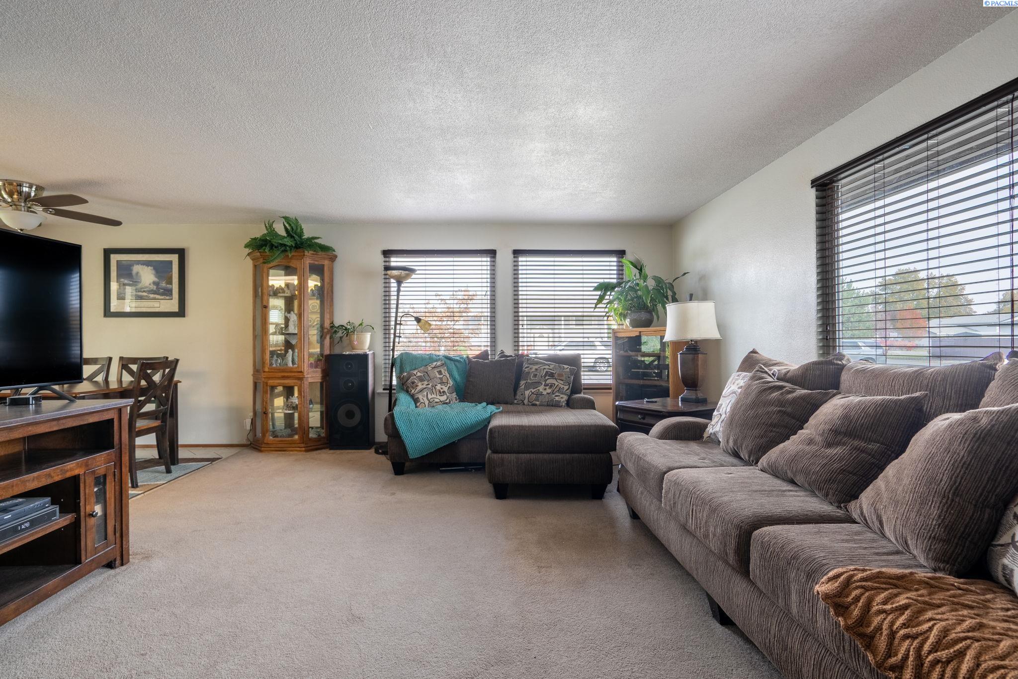 821 N 43rd Way Unit Lovely Pasco Location!
