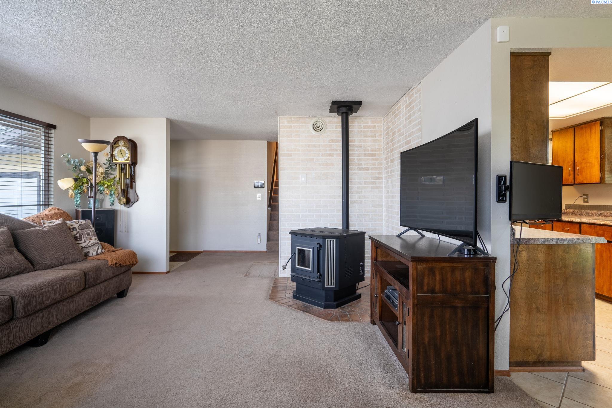821 N 43rd Way Unit Lovely Pasco Location!