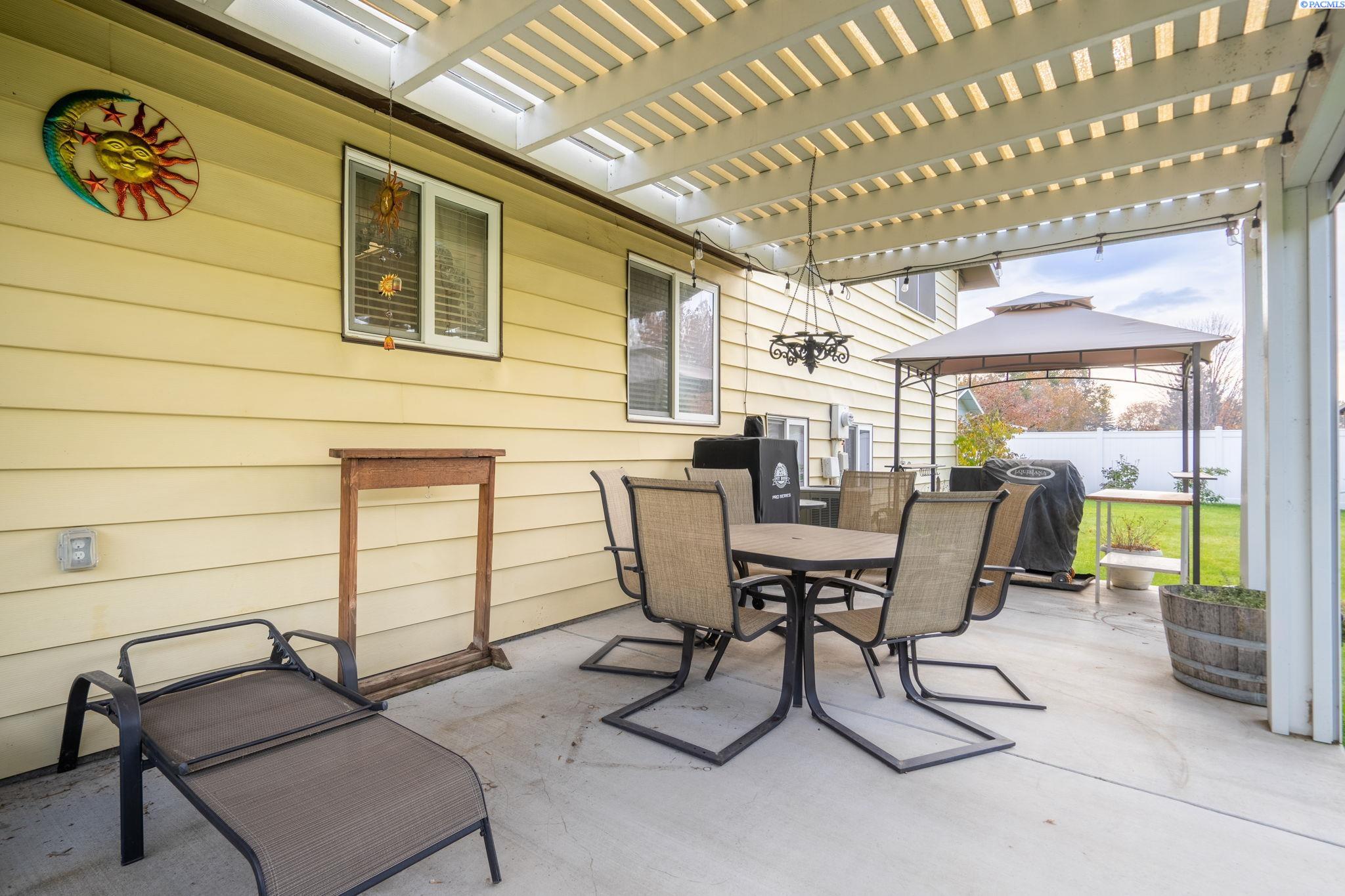 821 N 43rd Way Unit Lovely Pasco Location!