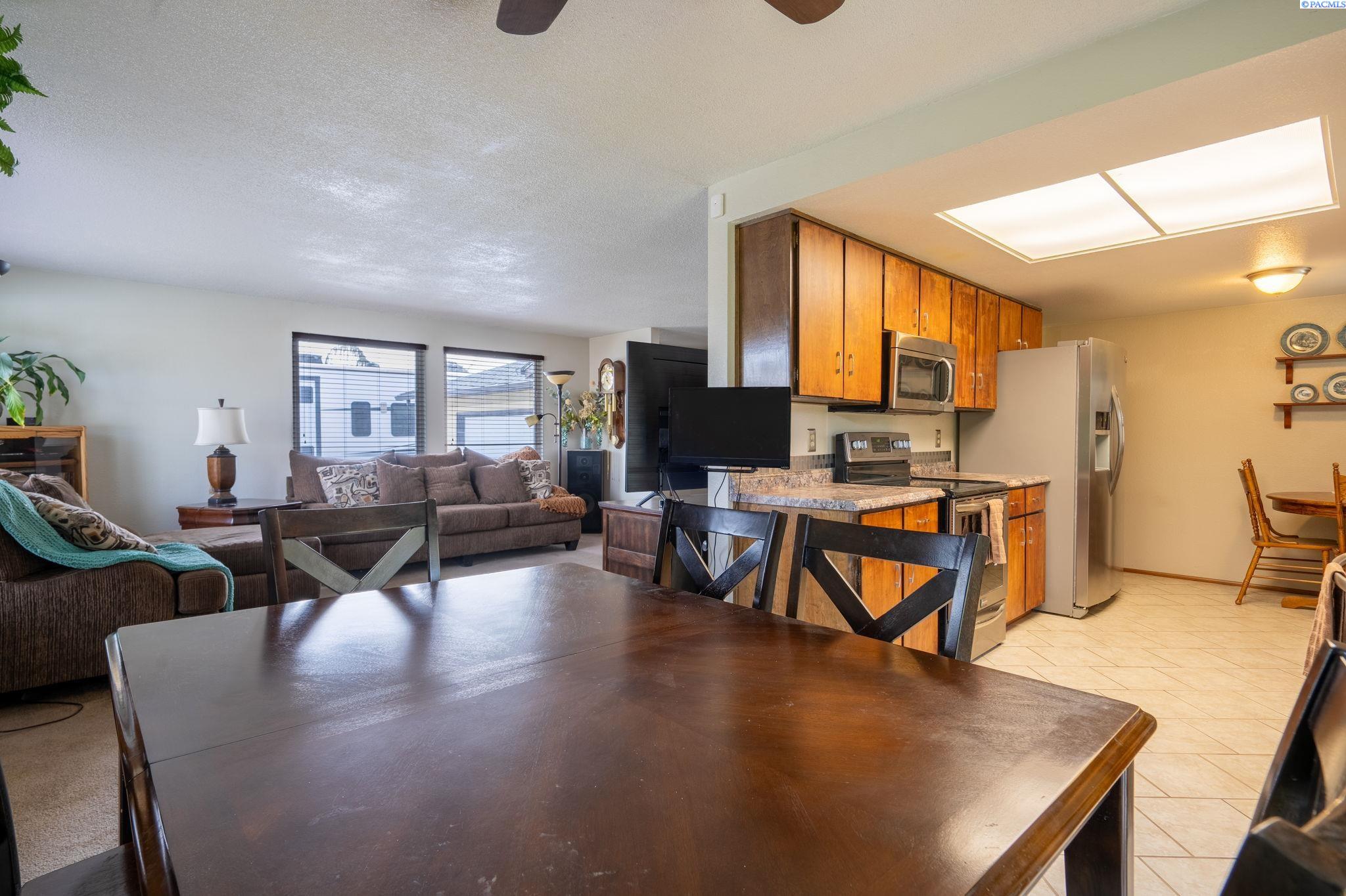 821 N 43rd Way Unit Lovely Pasco Location!
