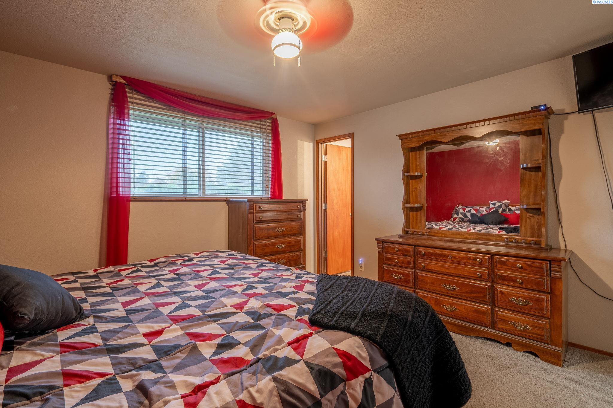 821 N 43rd Way Unit Lovely Pasco Location!