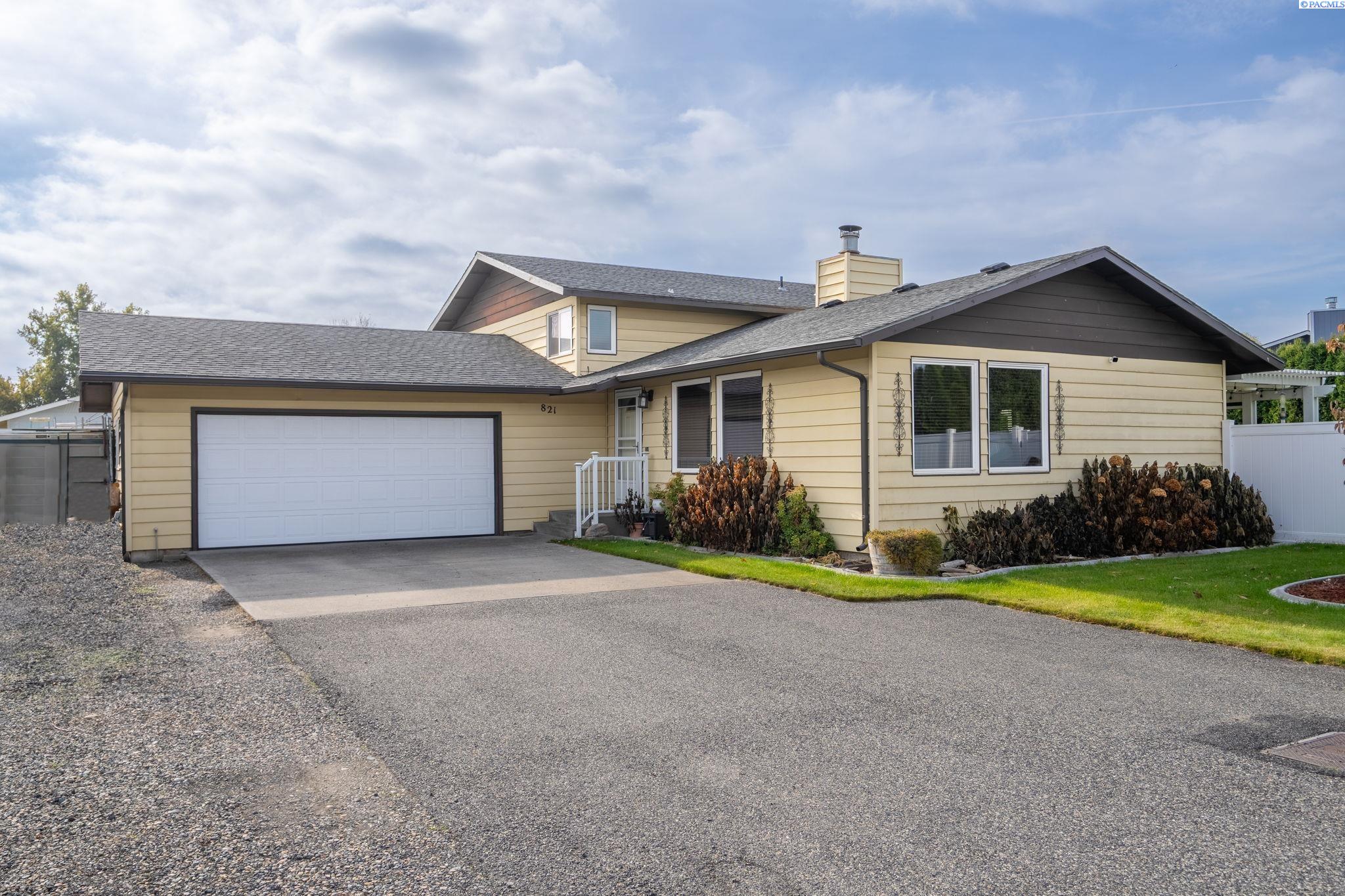 821 N 43rd Way Unit Lovely Pasco Location!