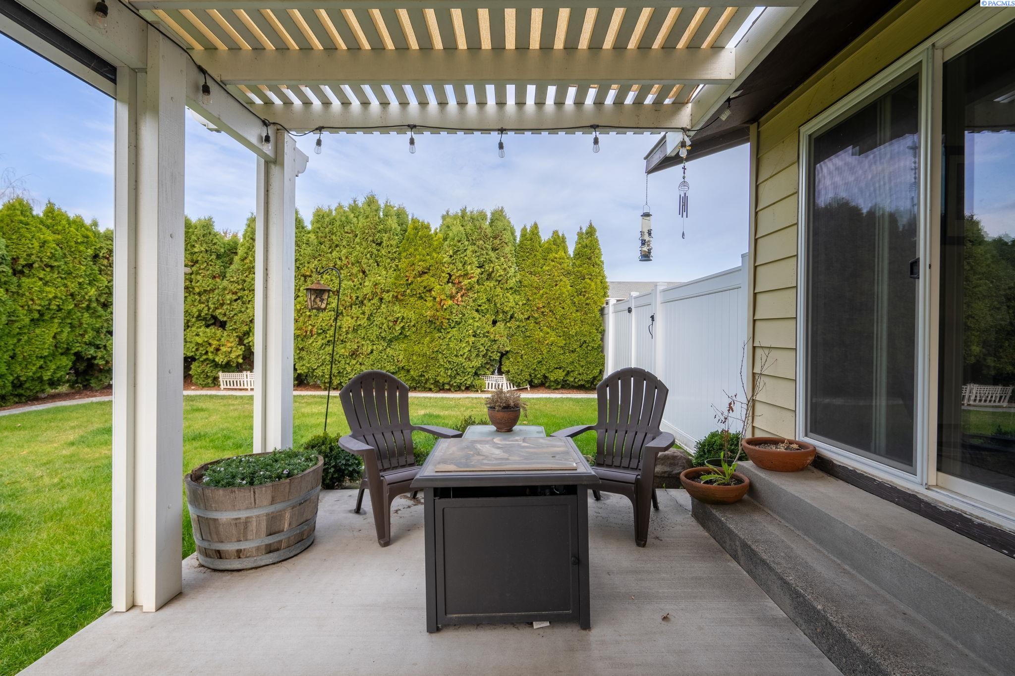821 N 43rd Way Unit Lovely Pasco Location!