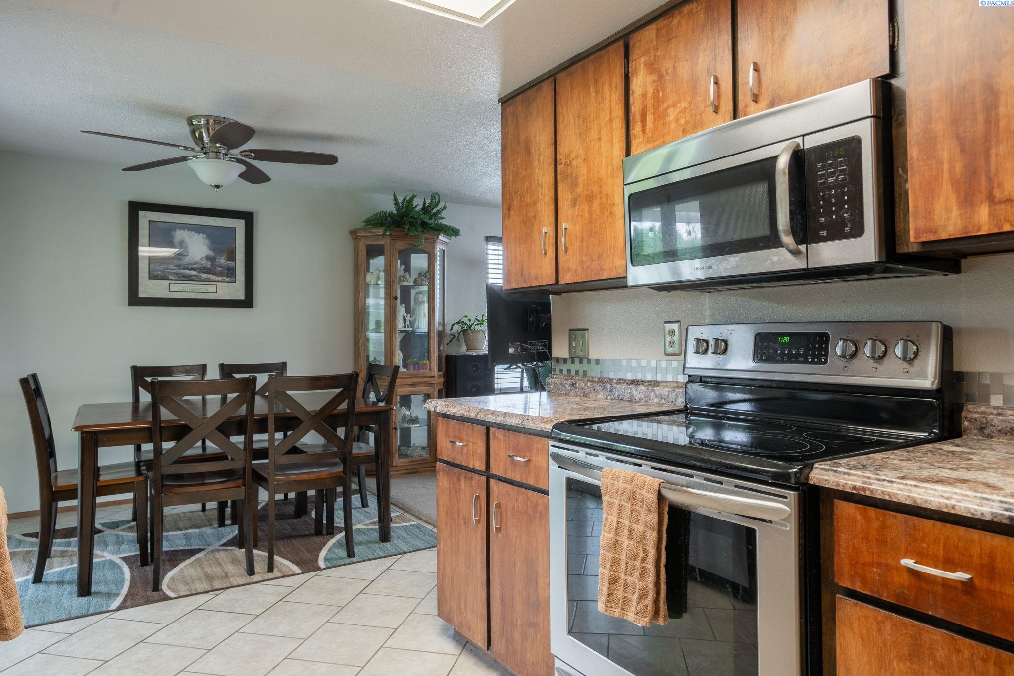 821 N 43rd Way Unit Lovely Pasco Location!