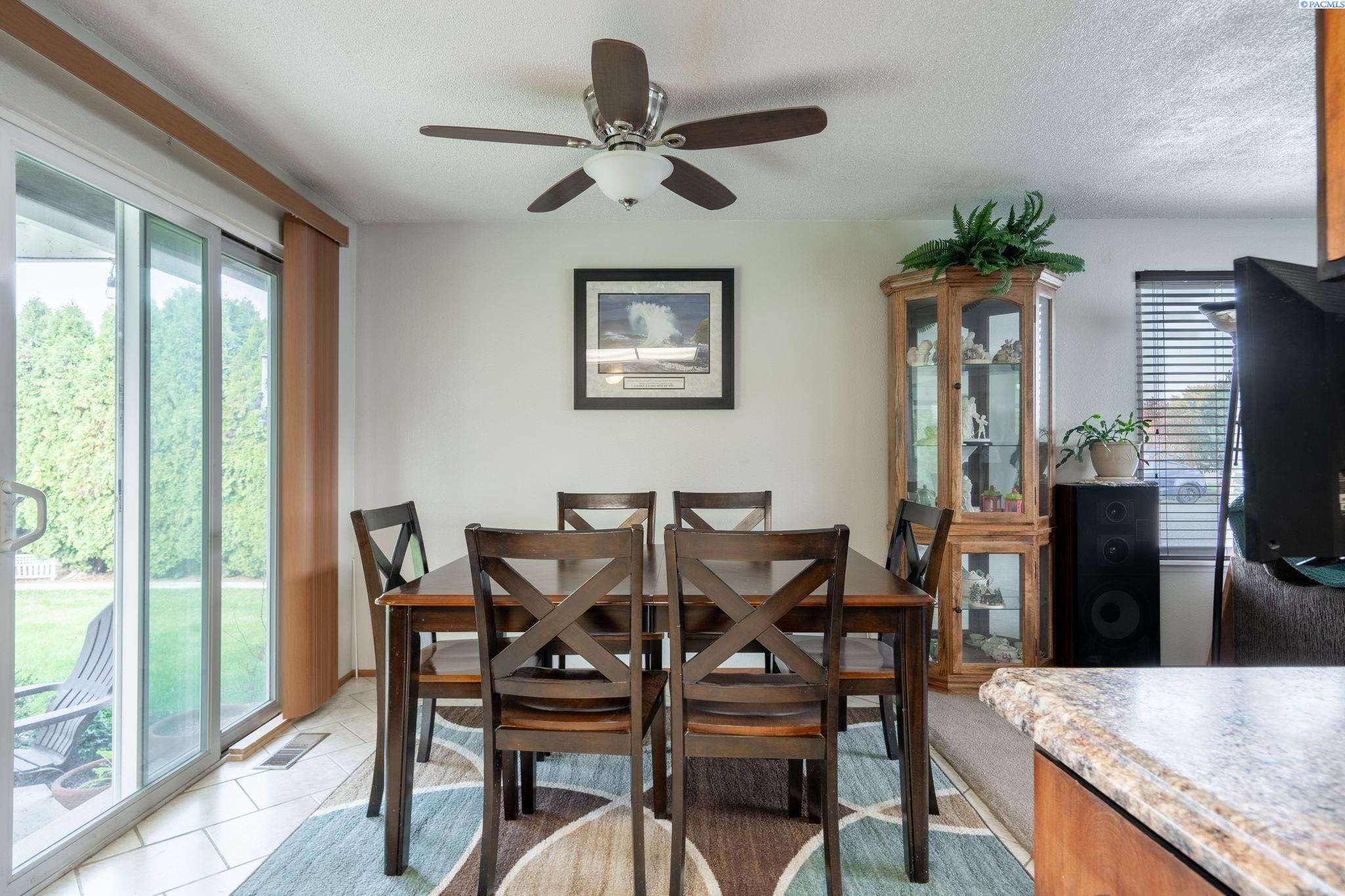 821 N 43rd Way Unit Lovely Pasco Location!