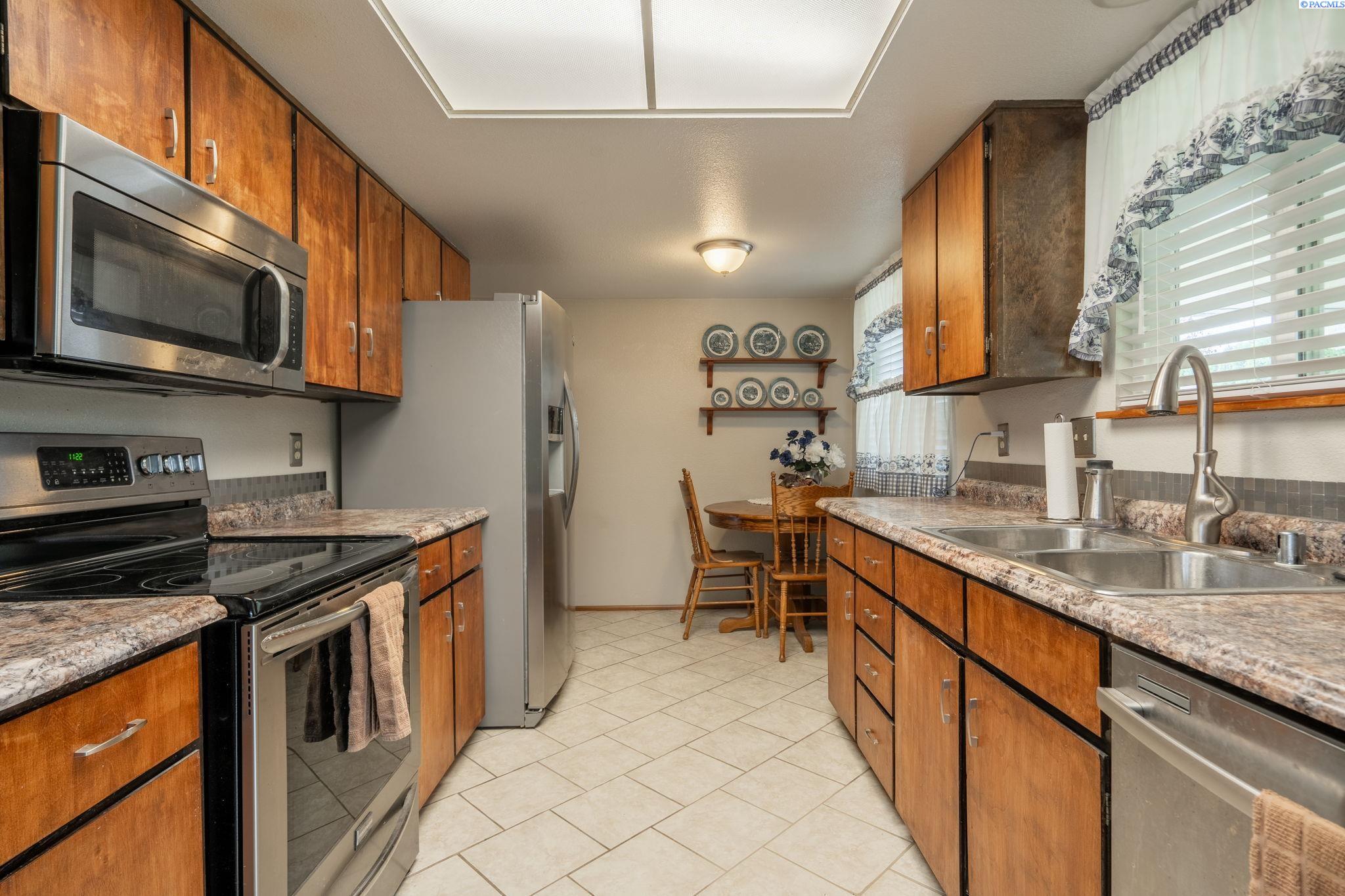 821 N 43rd Way Unit Lovely Pasco Location!