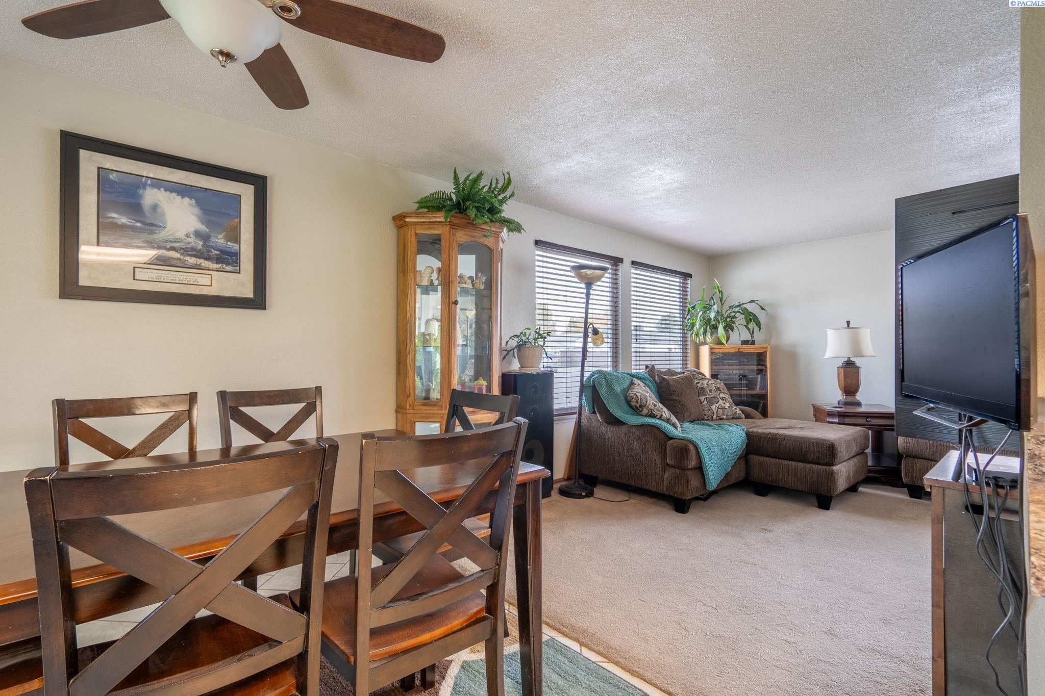821 N 43rd Way Unit Lovely Pasco Location!