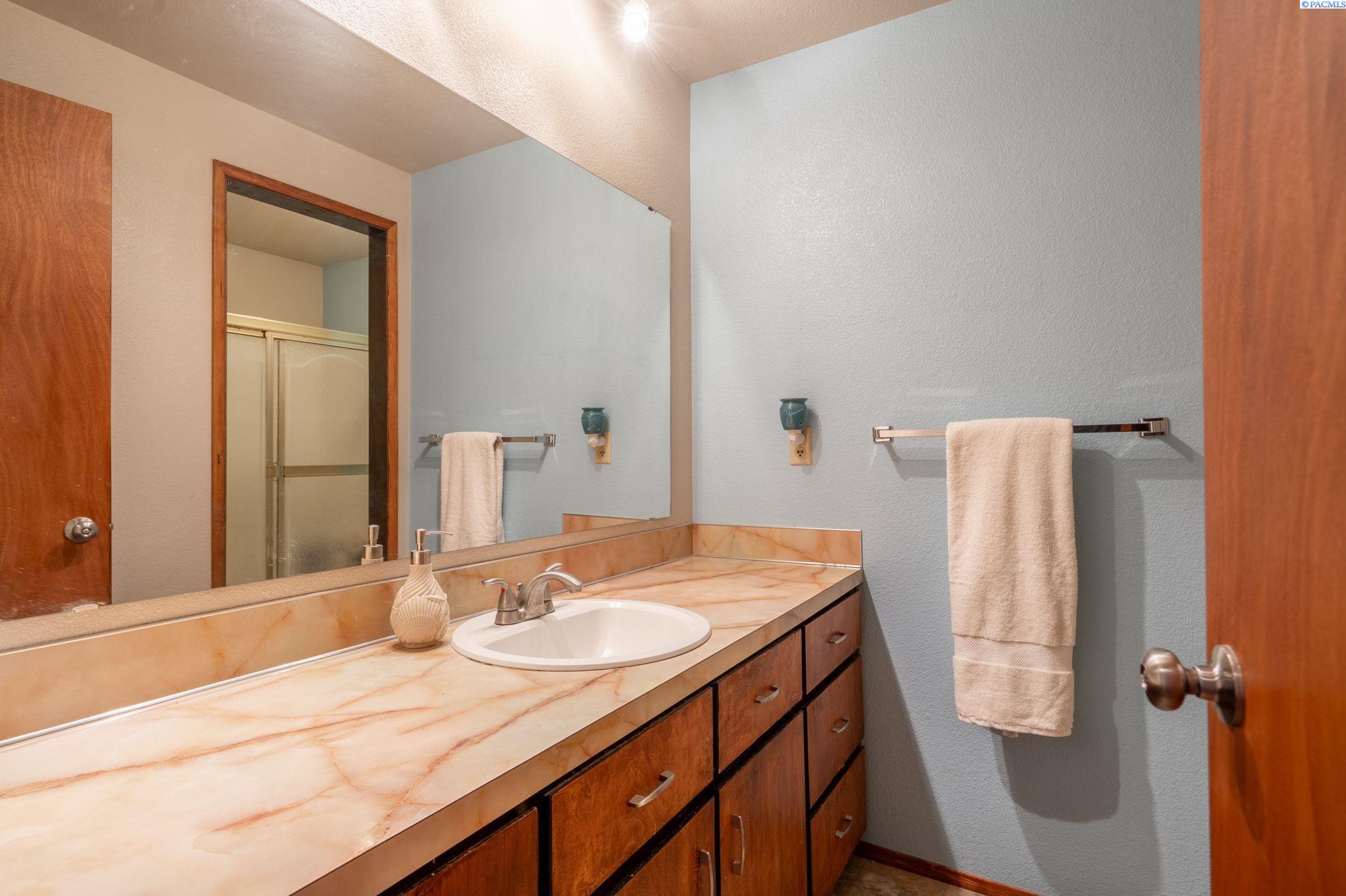 821 N 43rd Way Unit Lovely Pasco Location!