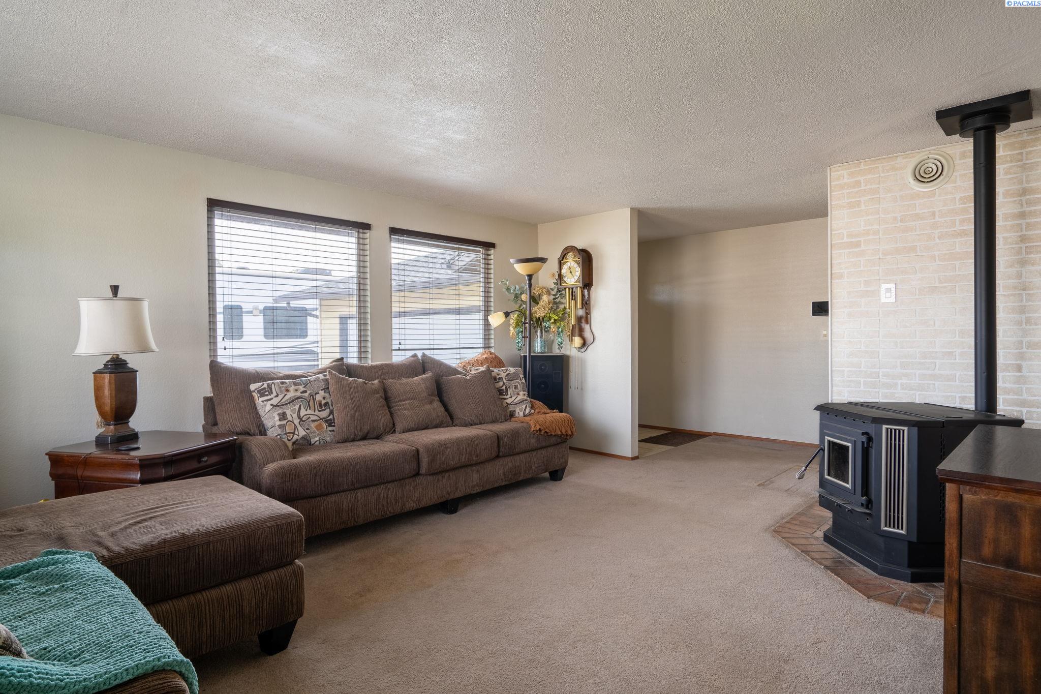 821 N 43rd Way Unit Lovely Pasco Location!